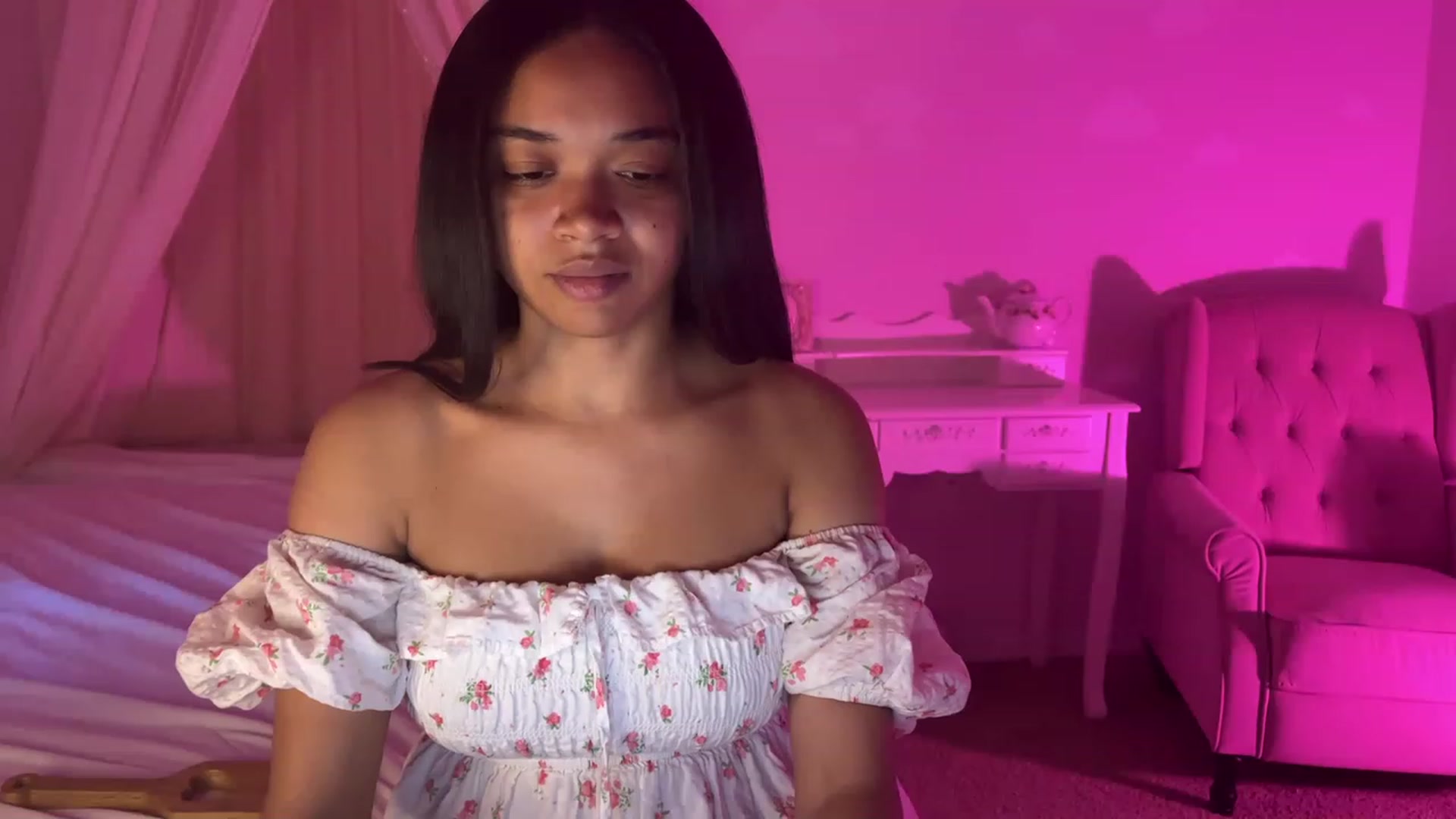 Gallery image thumbnail from vintagegal's myfreecams stream on, 04/17/2023, 24:08 image 10 of 20