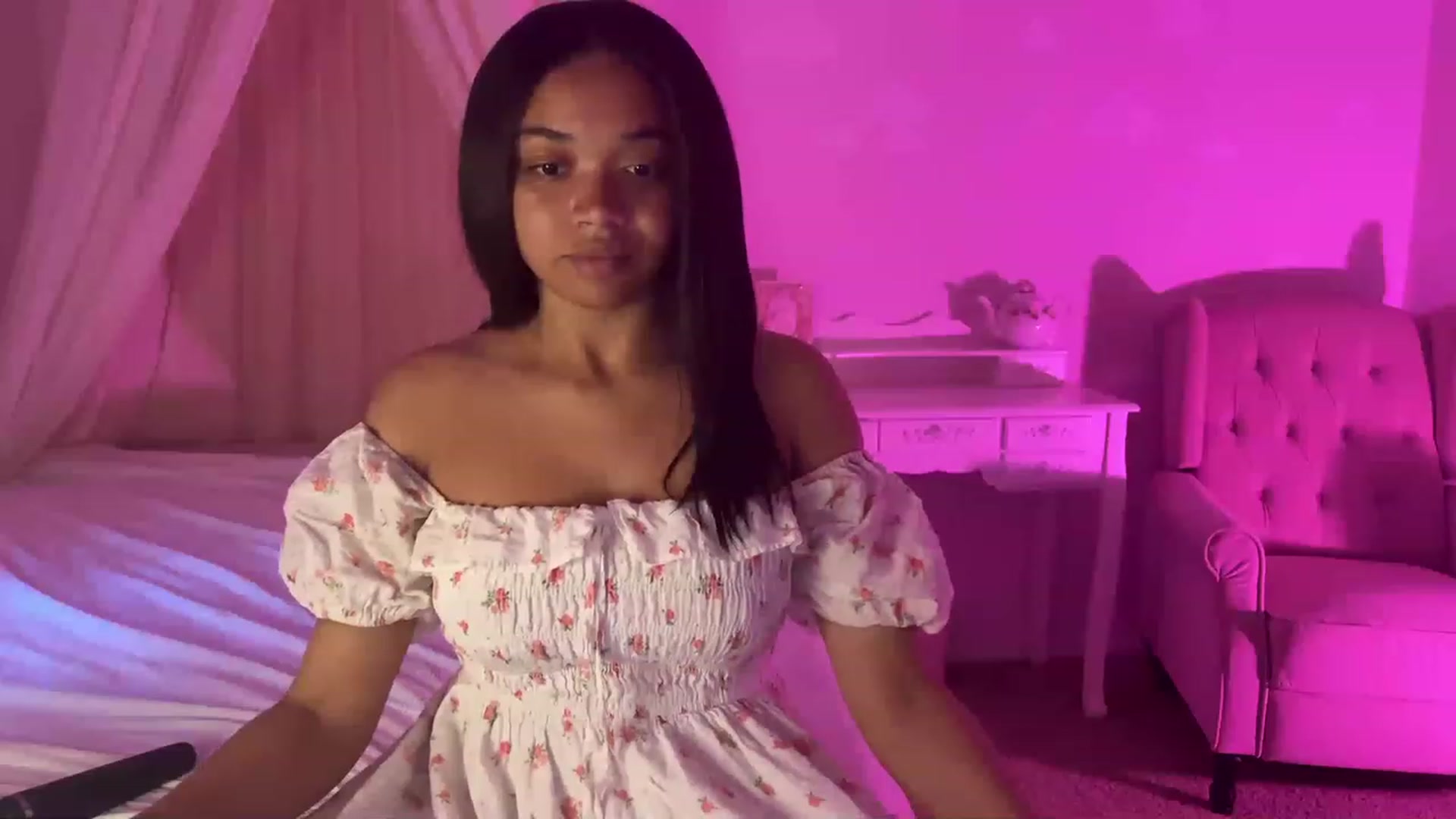 Gallery image thumbnail from vintagegal's myfreecams stream on, 04/17/2023, 24:08 image 4 of 20