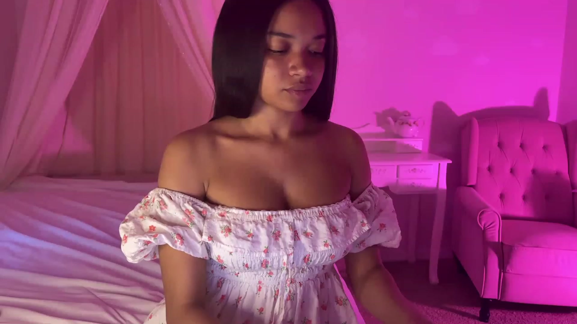 Gallery image thumbnail from vintagegal's myfreecams stream on, 04/17/2023, 24:08 image 13 of 20