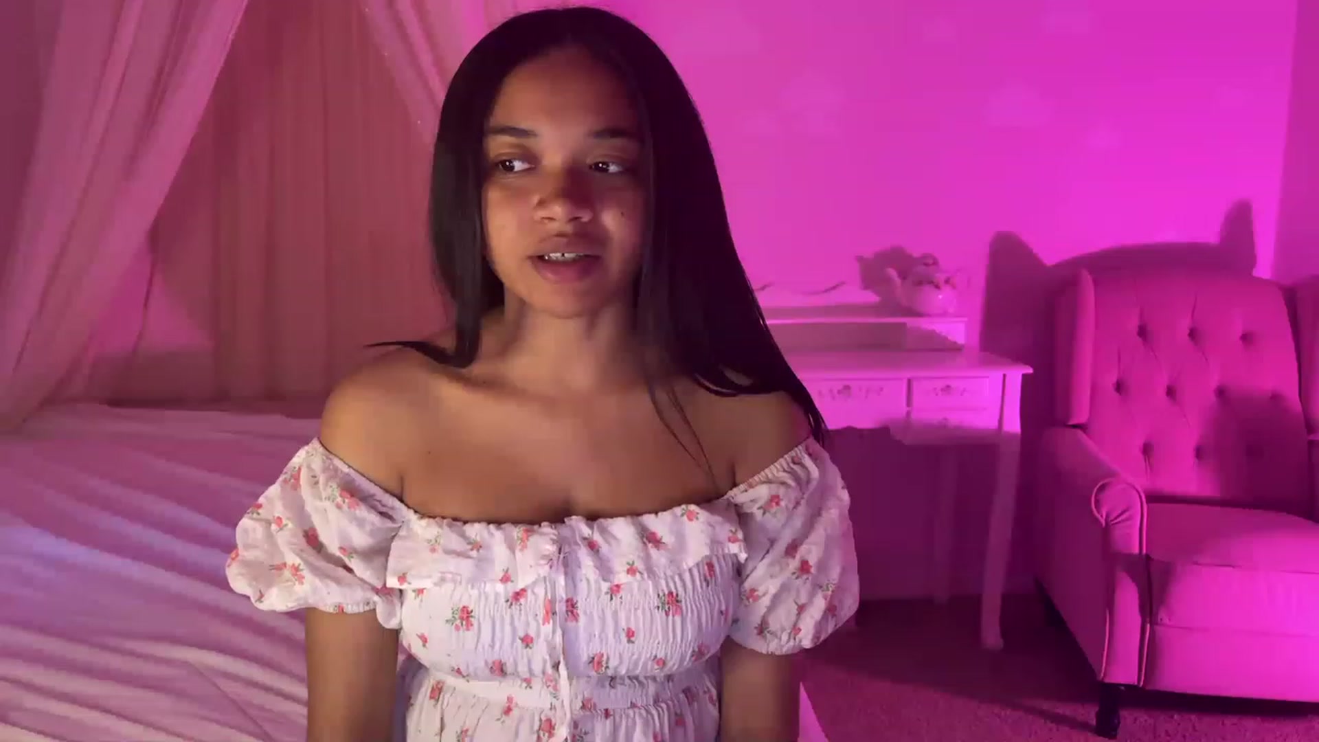 Gallery image thumbnail from vintagegal's myfreecams stream on, 04/17/2023, 24:08 image 17 of 20