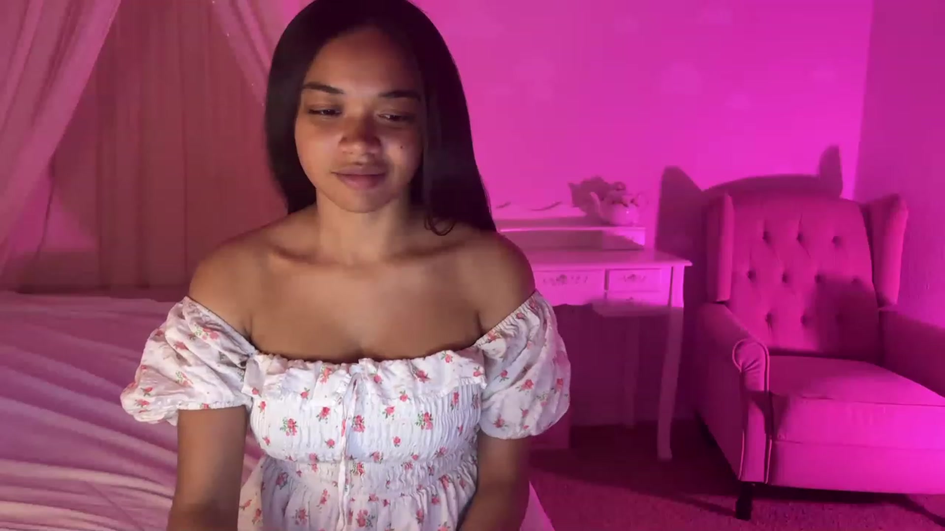 Gallery image thumbnail from vintagegal's myfreecams stream on, 04/17/2023, 24:08 image 20 of 20