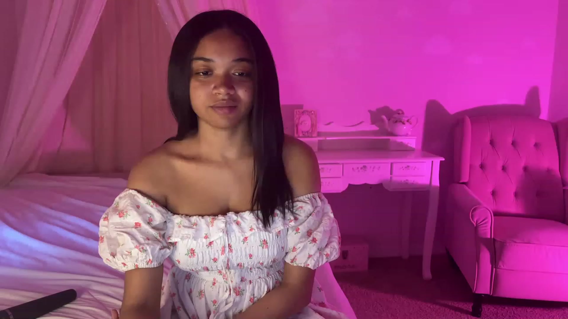 Gallery image thumbnail from vintagegal's myfreecams stream on, 04/17/2023, 24:08 image 3 of 20