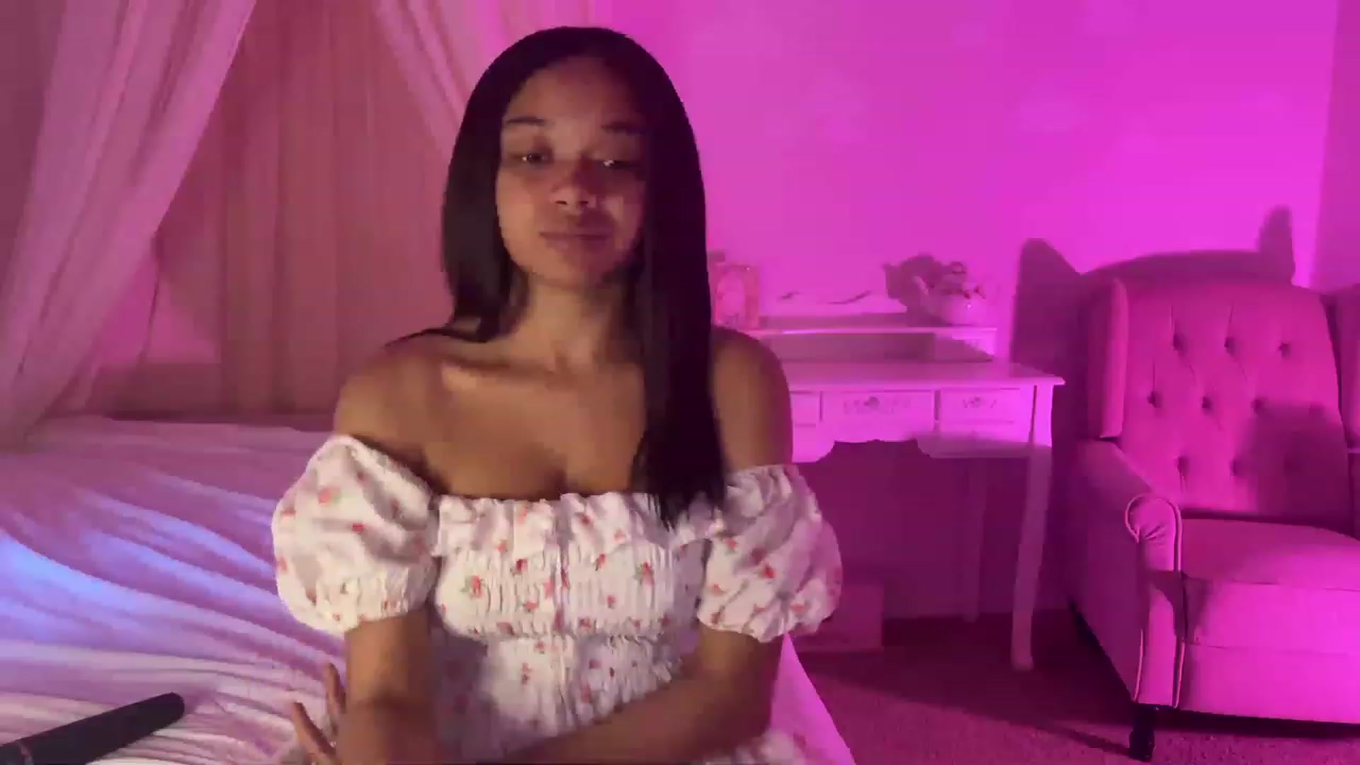 Gallery image thumbnail from vintagegal's myfreecams stream on, 04/17/2023, 24:08 image 5 of 20