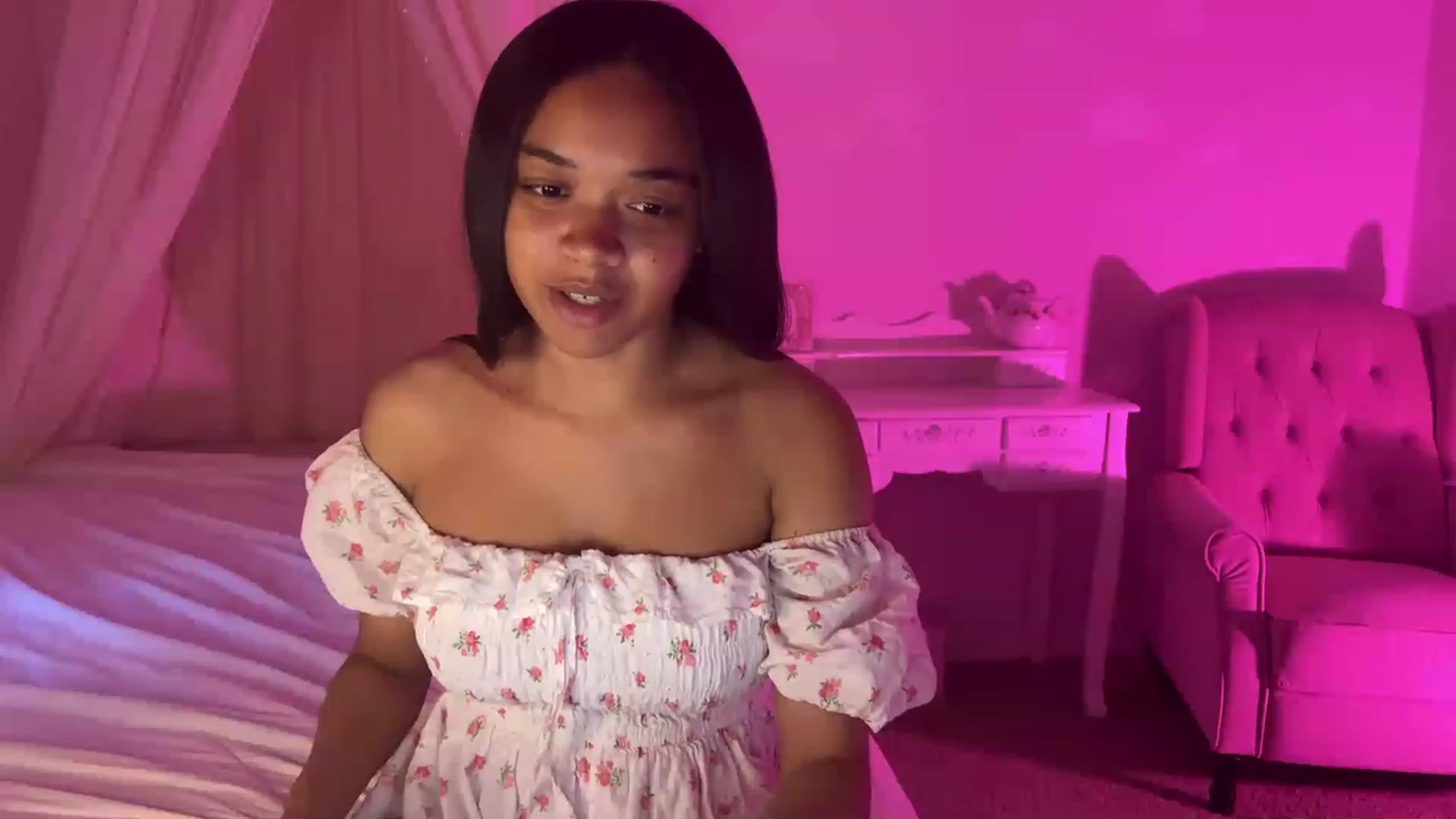 Gallery image thumbnail from vintagegal's myfreecams stream on, 04/17/2023, 24:08 image 8 of 20