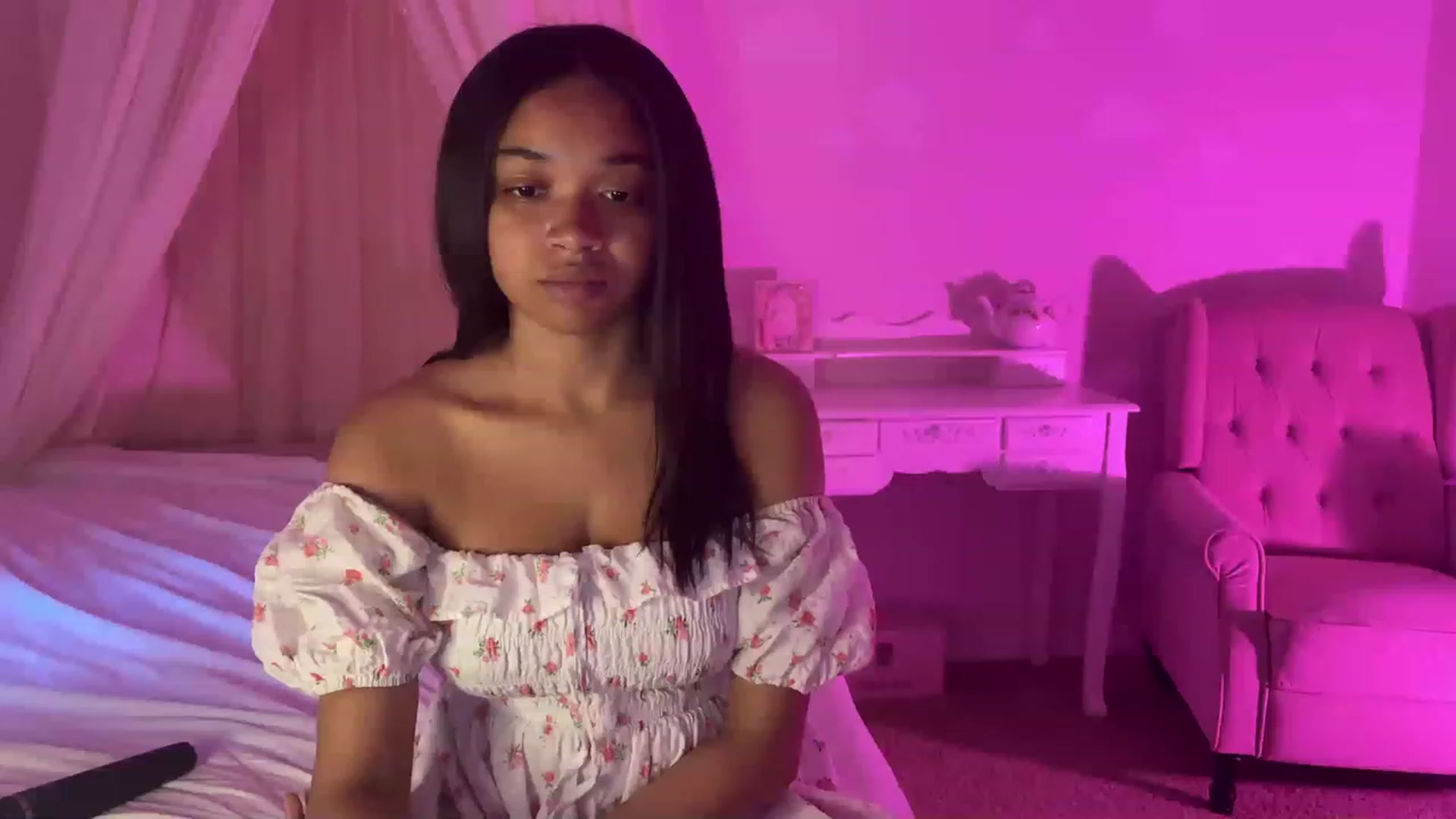 Gallery image thumbnail from vintagegal's myfreecams stream on, 04/17/2023, 24:08 image 2 of 20