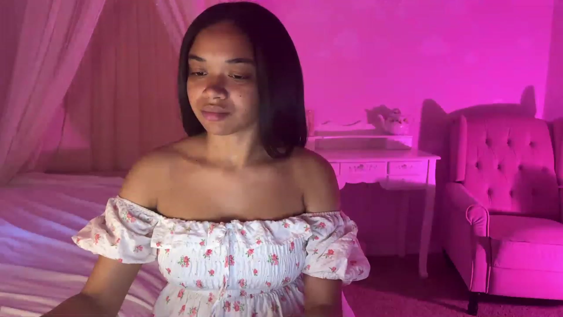 Gallery image thumbnail from vintagegal's myfreecams stream on, 04/17/2023, 24:08 image 12 of 20