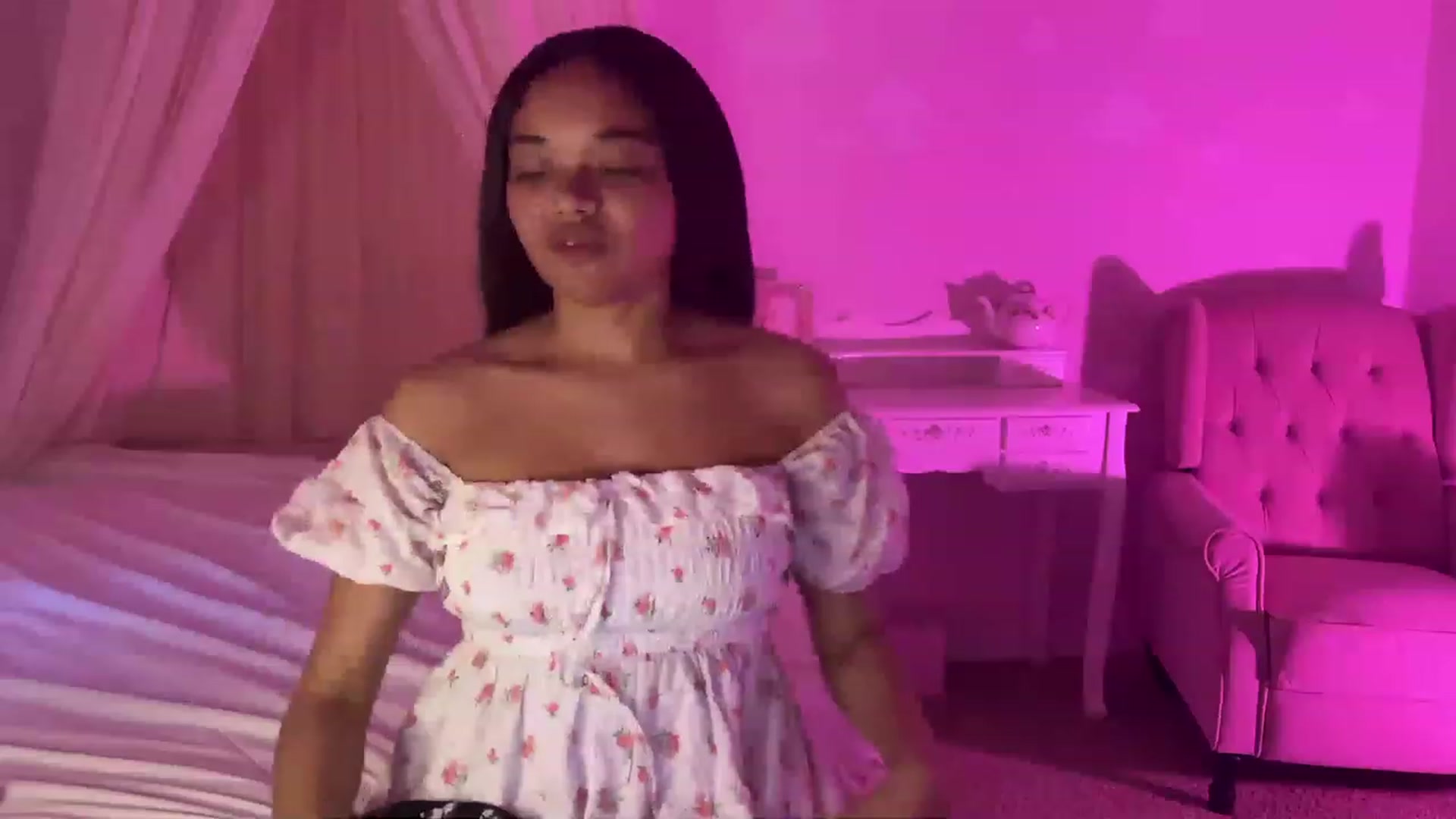 Gallery image thumbnail from vintagegal's myfreecams stream on, 04/17/2023, 24:08 image 15 of 20