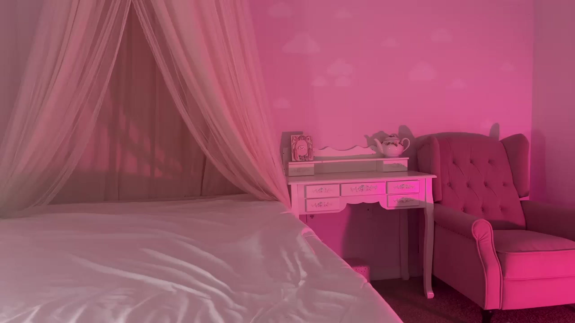 Gallery image thumbnail from vintagegal's myfreecams stream on, 04/19/2023, 19:05 image 12 of 20