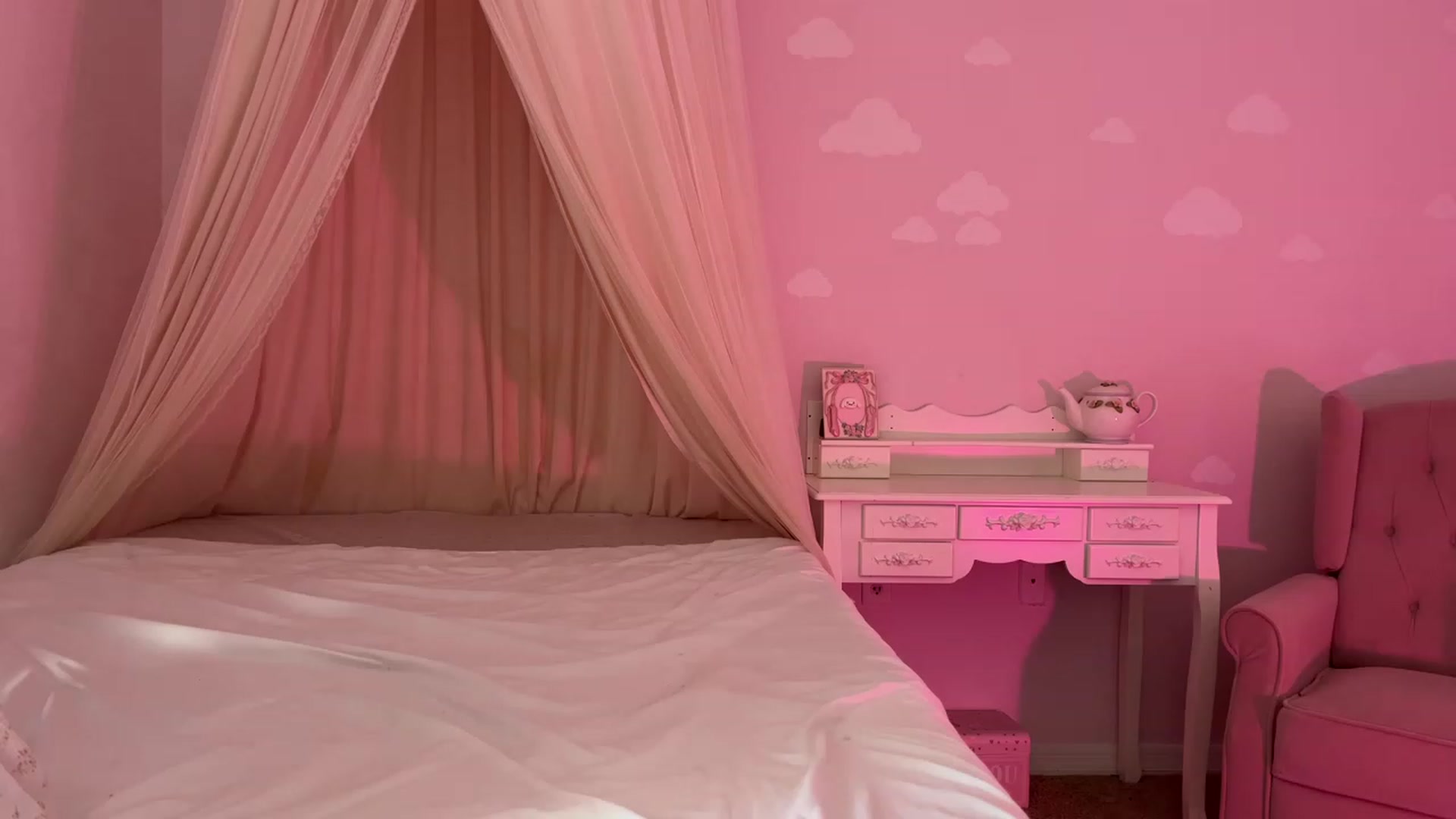 Gallery image thumbnail from vintagegal's myfreecams stream on, 05/03/2023, 17:03 image 7 of 20