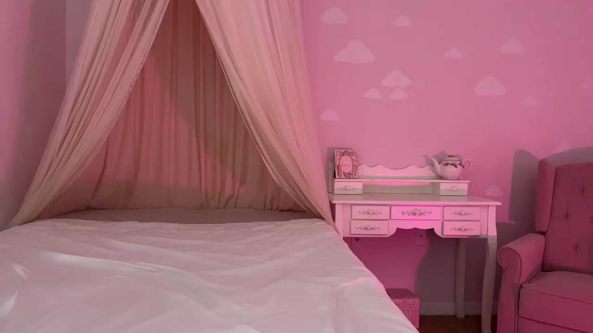 Gallery image thumbnail from vintagegal's myfreecams stream on, 05/03/2023, 17:03 image 9 of 20