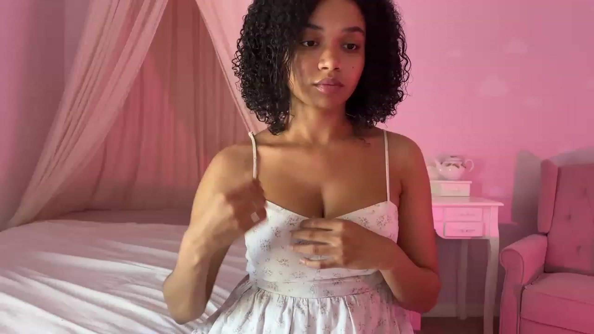 Gallery image thumbnail from vintagegal's myfreecams stream on, 05/03/2023, 17:03 image 3 of 20