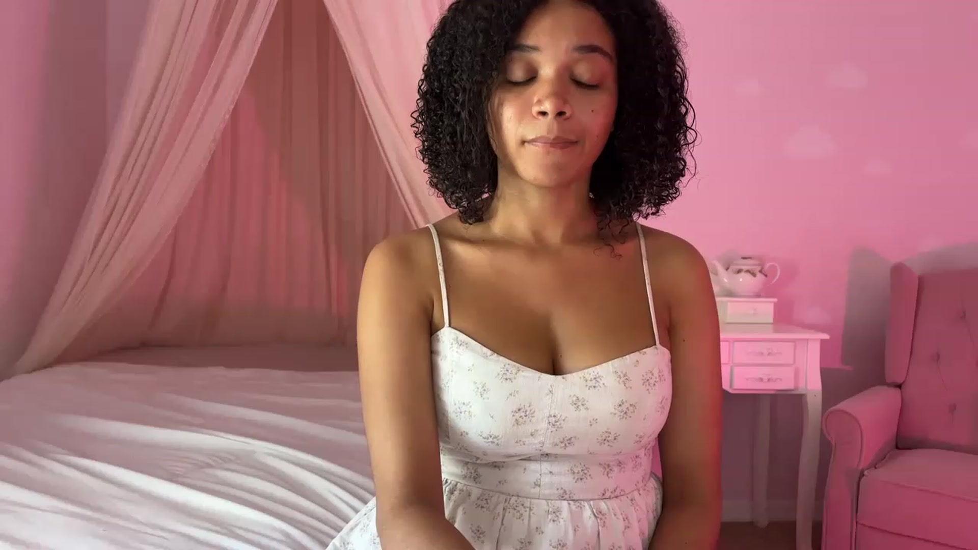 Gallery image thumbnail from vintagegal's myfreecams stream on, 05/03/2023, 17:03 image 1 of 20