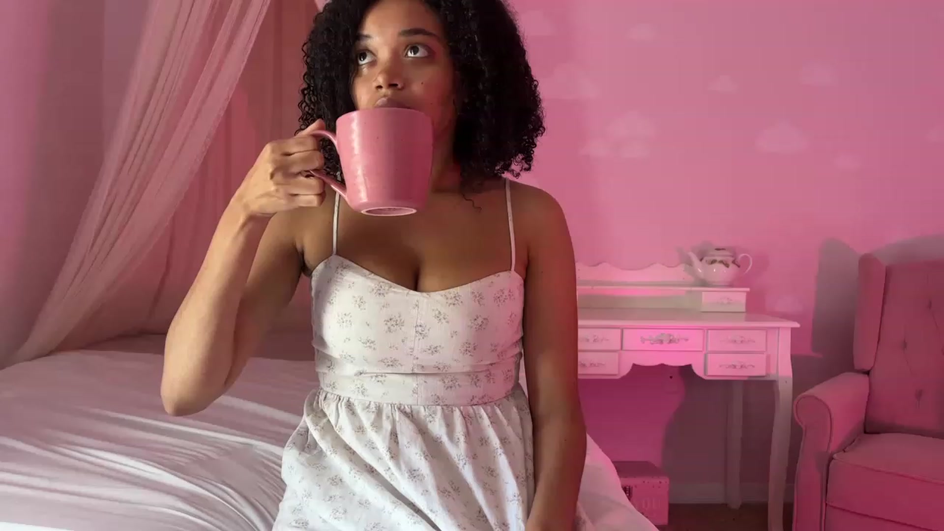 Gallery image thumbnail from vintagegal's myfreecams stream on, 05/03/2023, 17:03 image 10 of 20