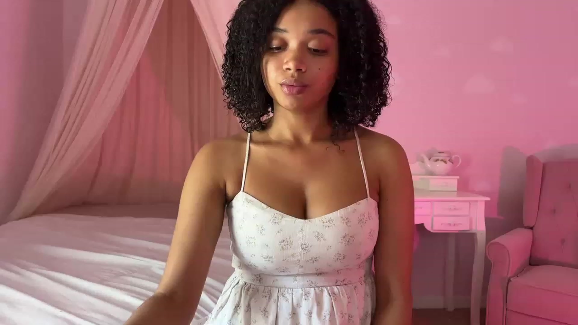 Gallery image thumbnail from vintagegal's myfreecams stream on, 05/03/2023, 17:03 image 4 of 20