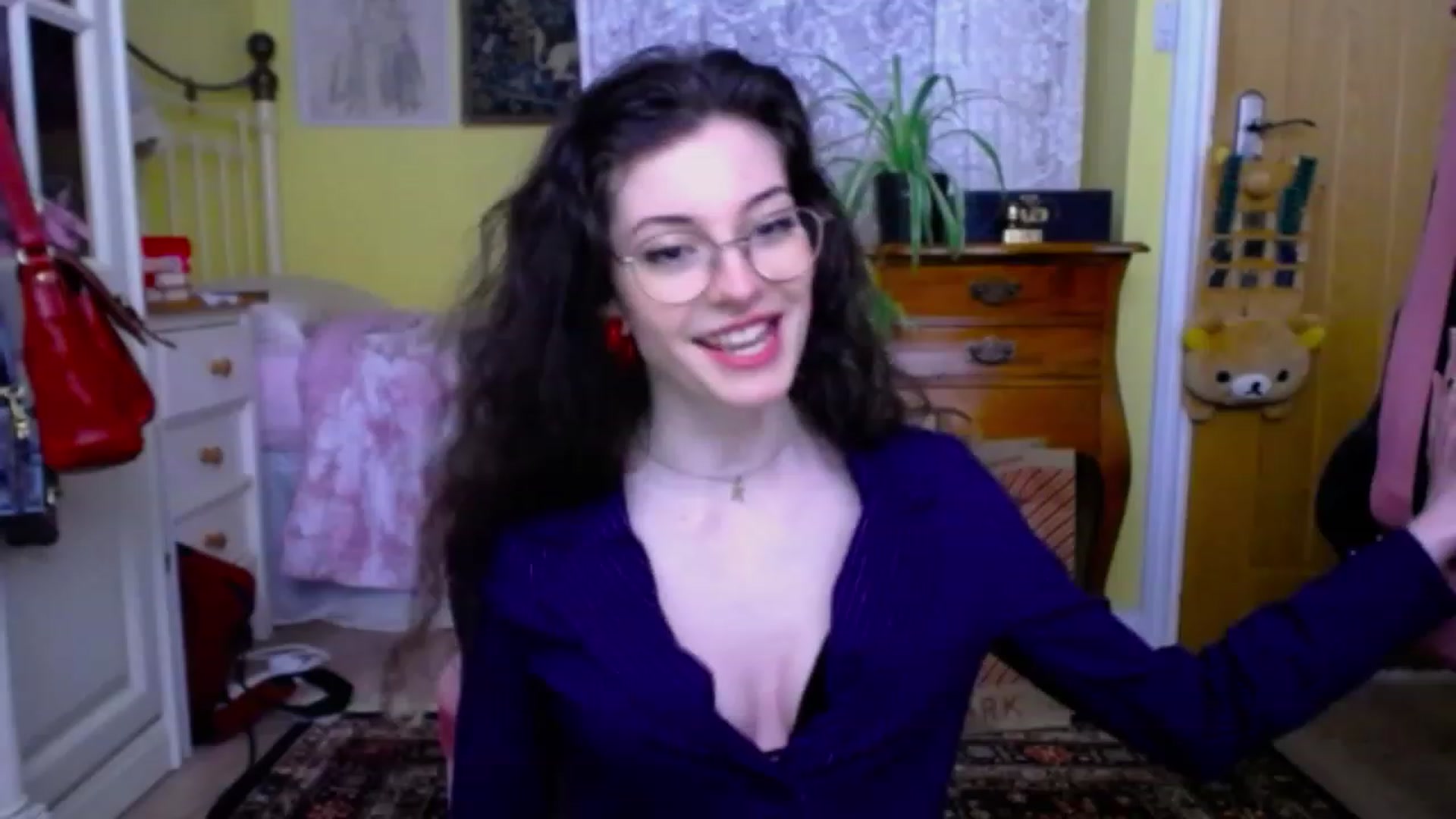 Gallery image thumbnail from viola__'s myfreecams stream on, 12/01/2022, 16:32 image 11 of 20