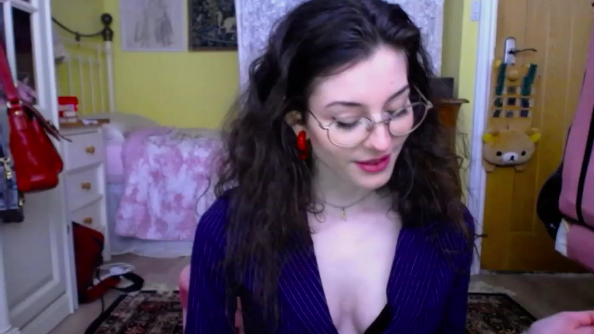 Gallery image thumbnail from viola__'s myfreecams stream on, 12/01/2022, 16:32 image 10 of 20