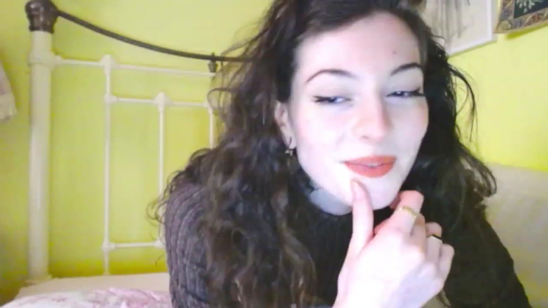 Gallery image thumbnail from viola__'s myfreecams stream on, 12/02/2022, 17:41 image 8 of 20