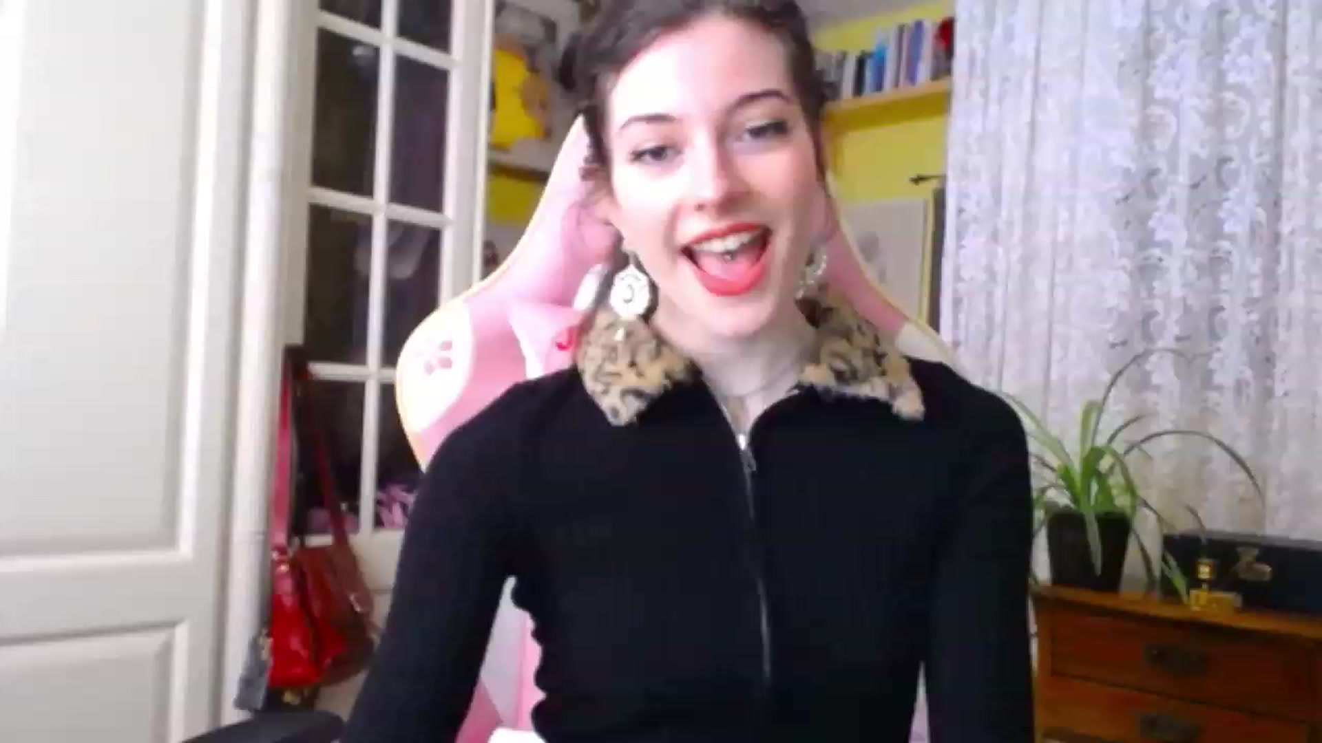 Gallery image thumbnail from viola__'s myfreecams stream on, 12/06/2022, 13:31 image 2 of 20