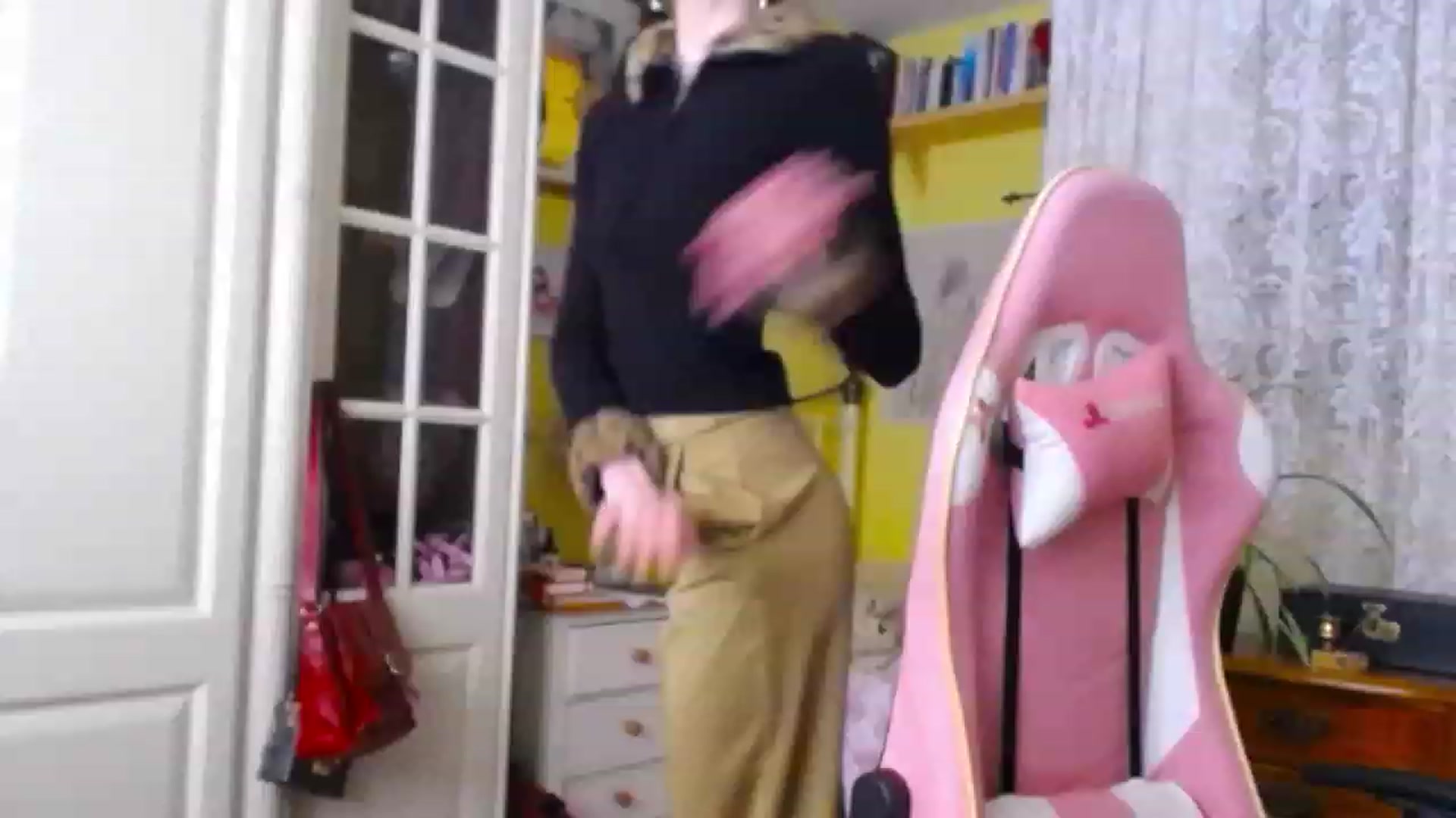 Gallery image thumbnail from viola__'s myfreecams stream on, 12/06/2022, 13:31 image 4 of 20