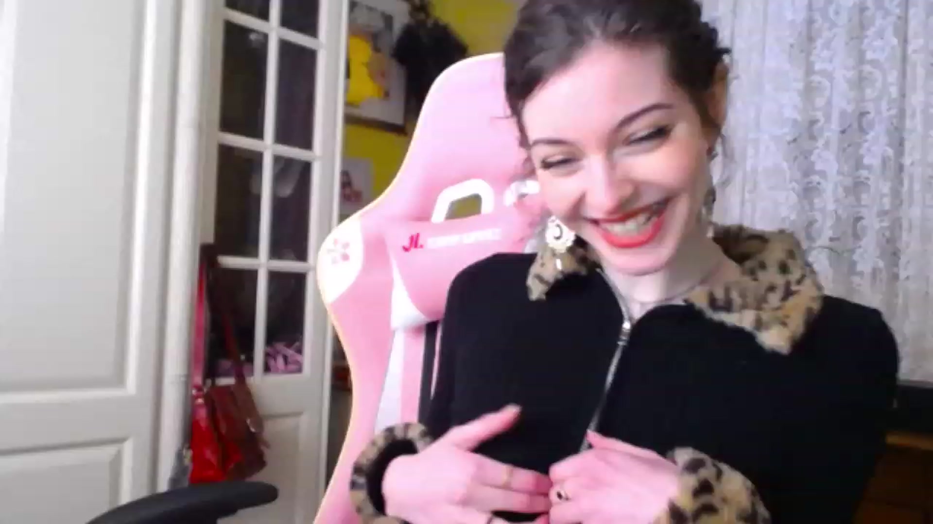 Gallery image thumbnail from viola__'s myfreecams stream on, 12/06/2022, 13:31 image 3 of 20
