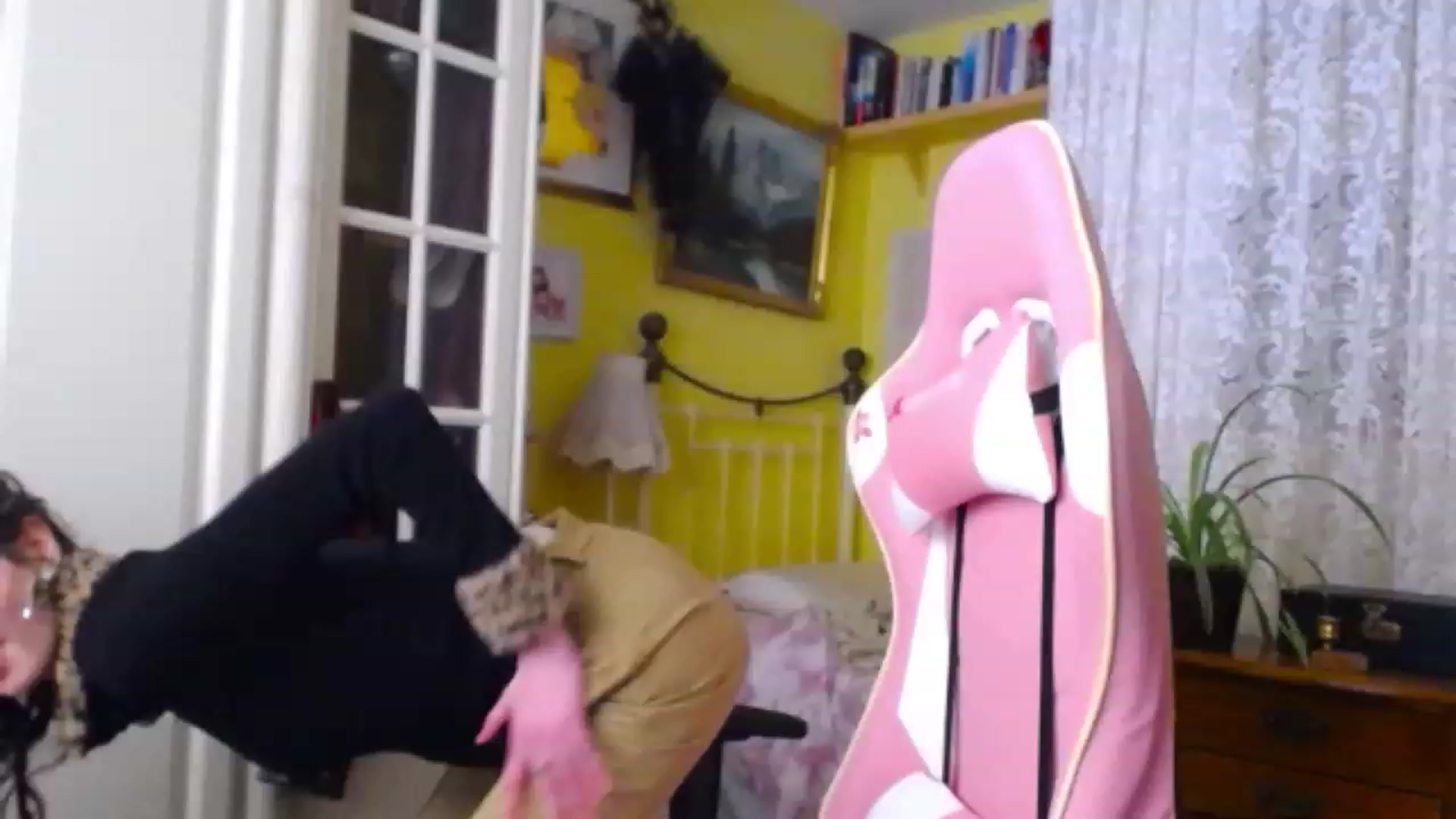 Gallery image thumbnail from viola__'s myfreecams stream on, 12/06/2022, 13:31 image 7 of 20
