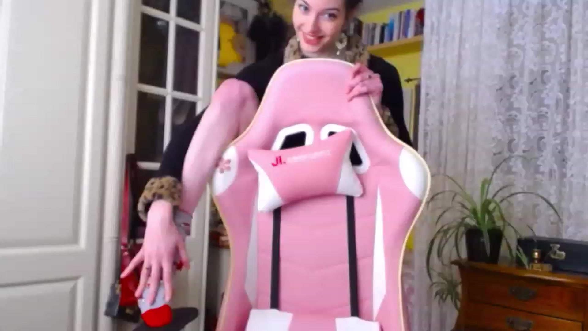 Gallery image thumbnail from viola__'s myfreecams stream on, 12/06/2022, 13:31 image 5 of 20