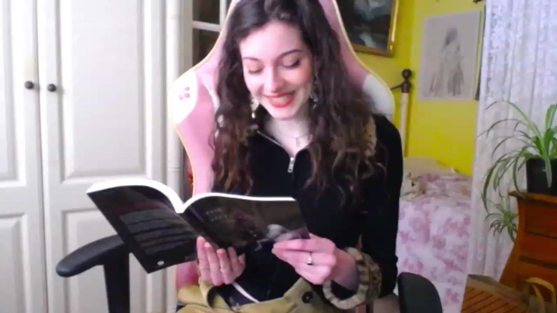 Gallery image thumbnail from viola__'s myfreecams stream on, 12/06/2022, 14:32 image 9 of 20