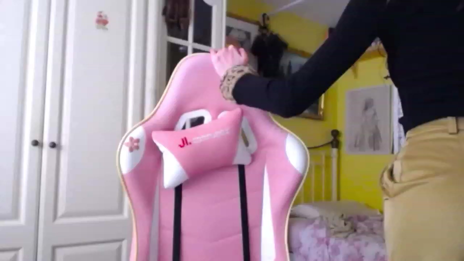 Gallery image thumbnail from viola__'s myfreecams stream on, 12/06/2022, 14:32 image 6 of 20