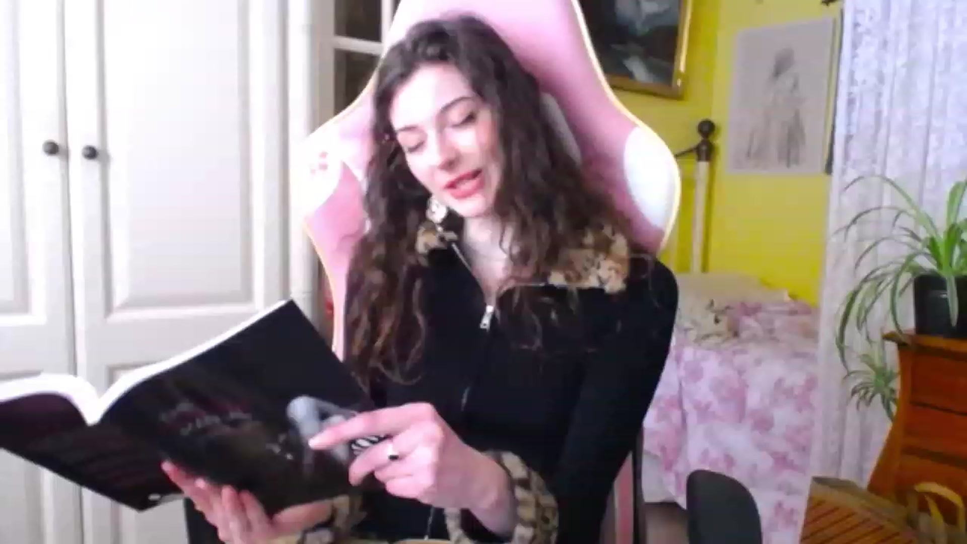 Gallery image thumbnail from viola__'s myfreecams stream on, 12/06/2022, 14:32 image 10 of 20
