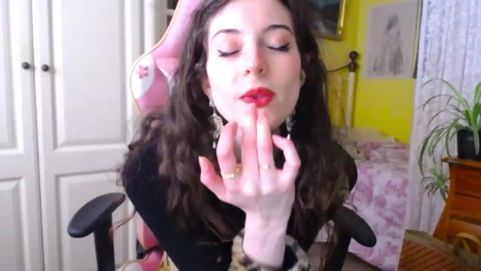 Gallery image thumbnail from viola__'s myfreecams stream on, 12/06/2022, 14:32 image 11 of 20
