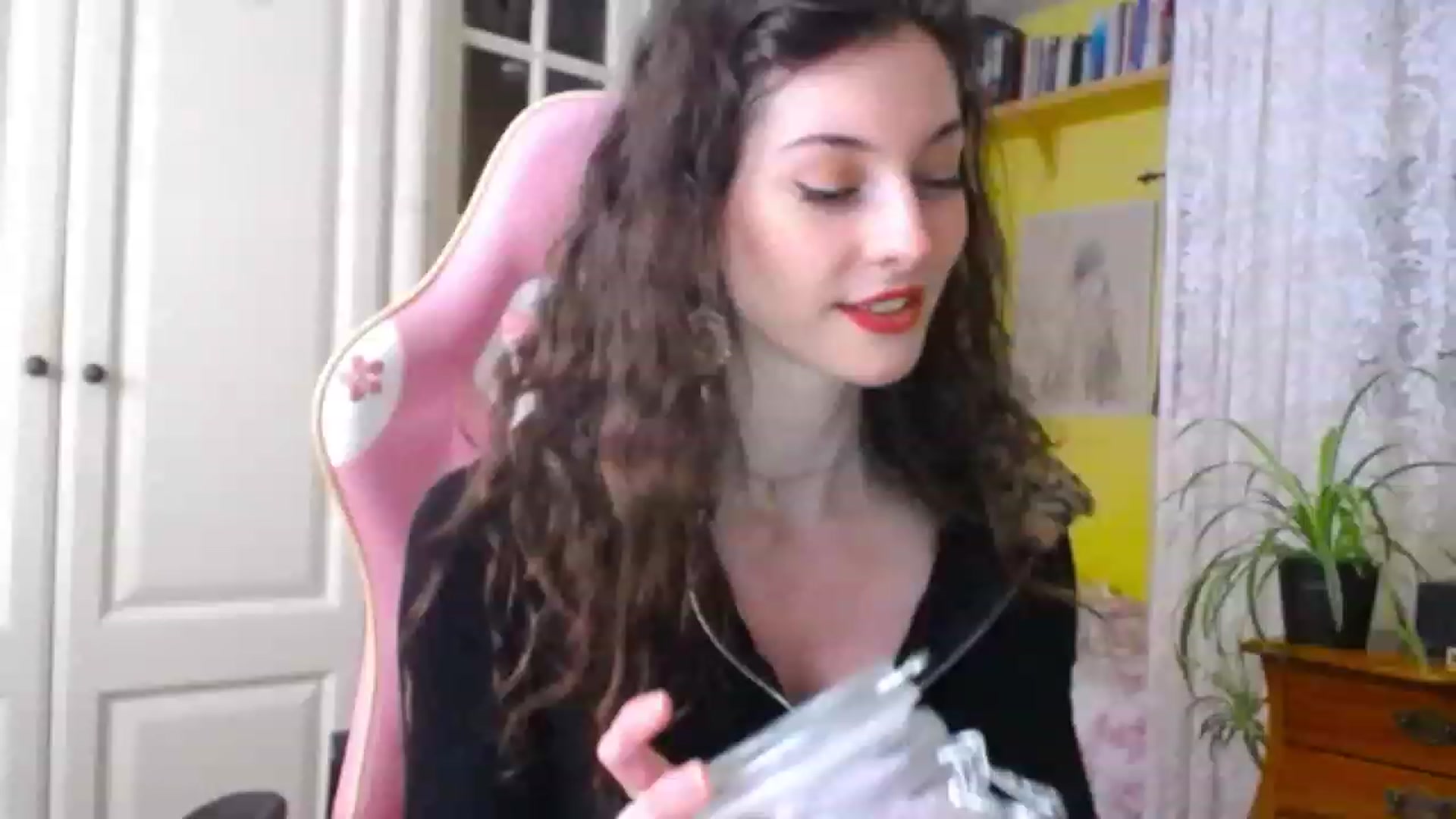 Gallery image thumbnail from viola__'s myfreecams stream on, 12/06/2022, 15:02 image 16 of 20
