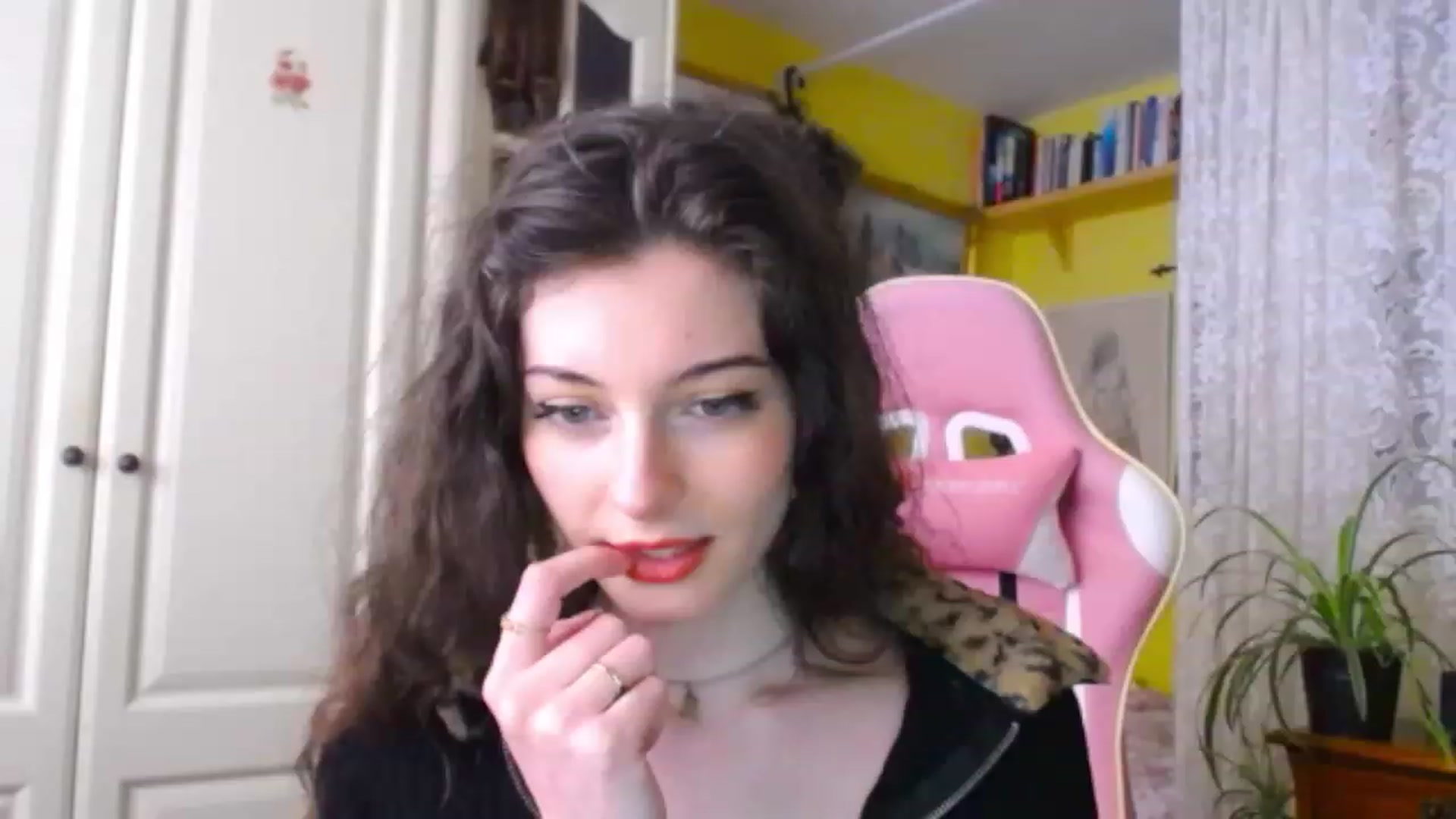 Gallery image thumbnail from viola__'s myfreecams stream on, 12/06/2022, 15:02 image 15 of 20
