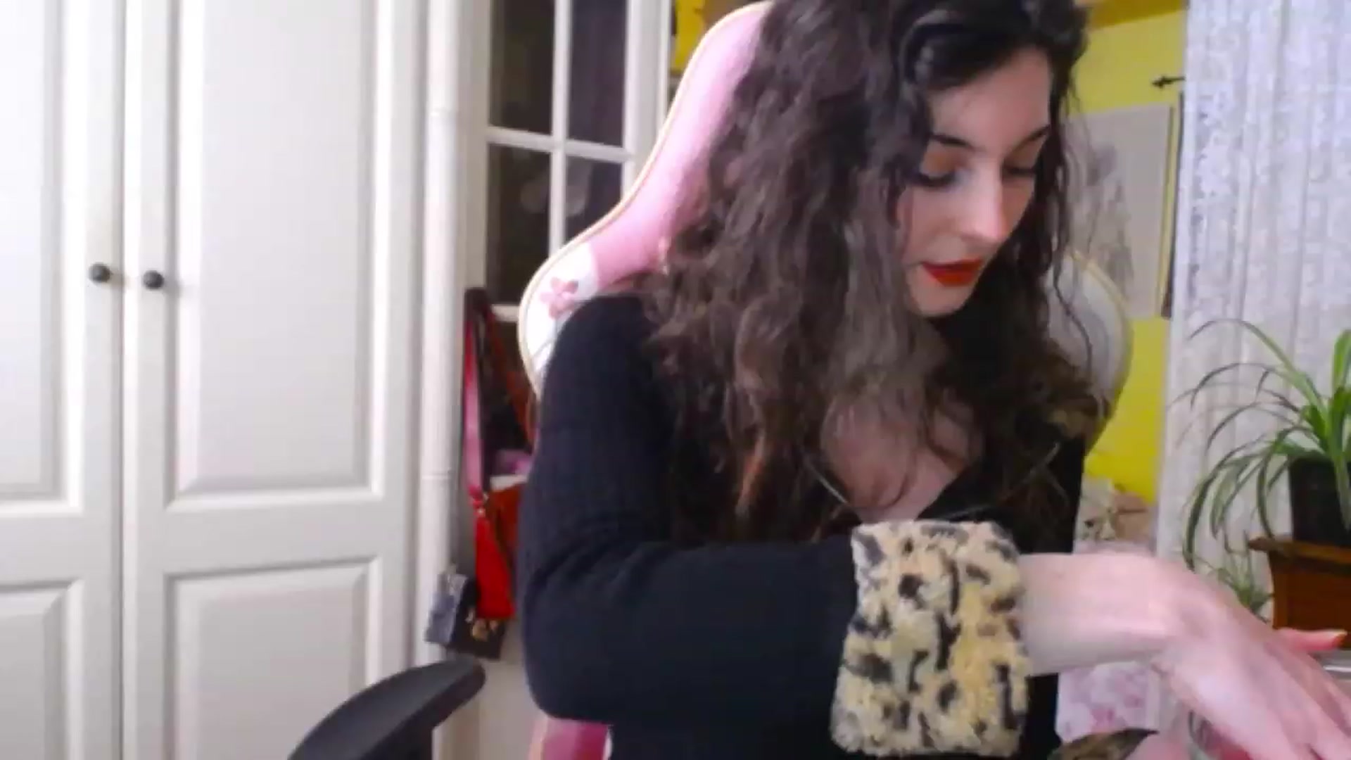 Gallery image thumbnail from viola__'s myfreecams stream on, 12/06/2022, 15:29 image 18 of 20
