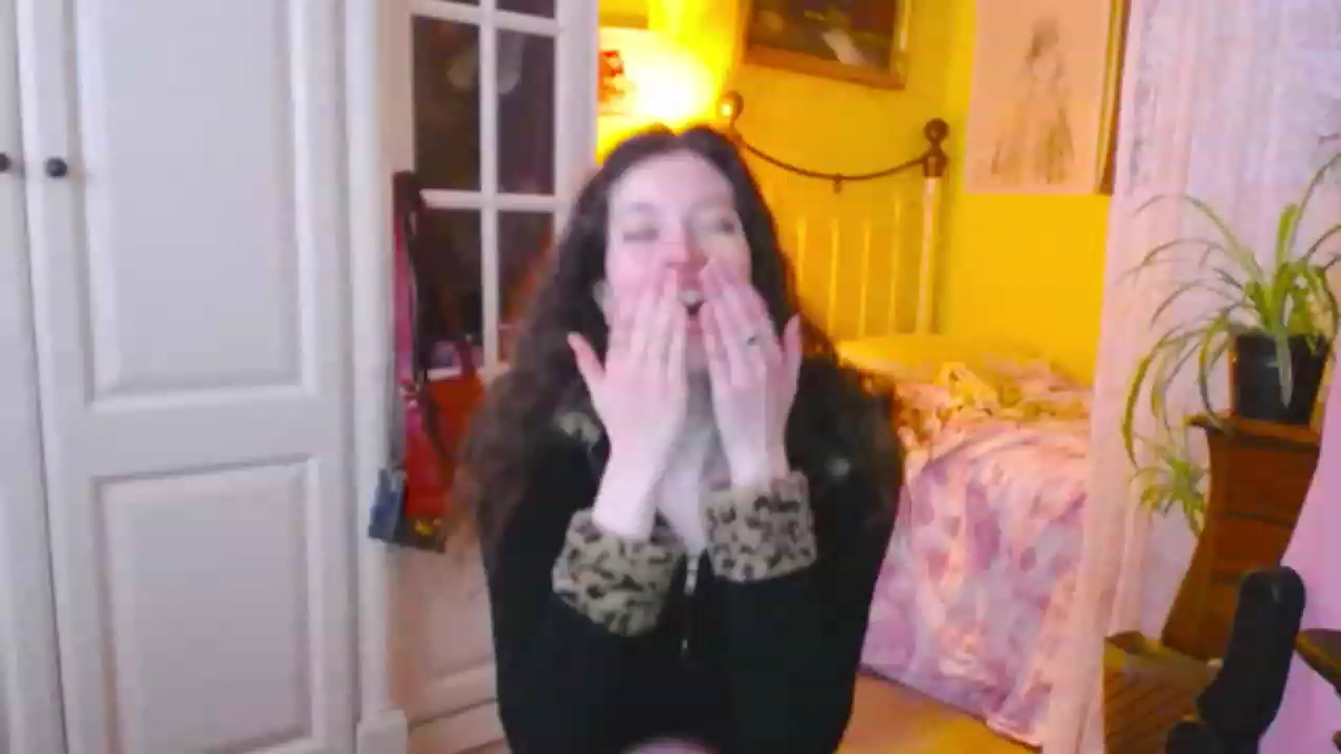 Gallery image thumbnail from viola__'s myfreecams stream on, 12/06/2022, 16:14 image 13 of 20