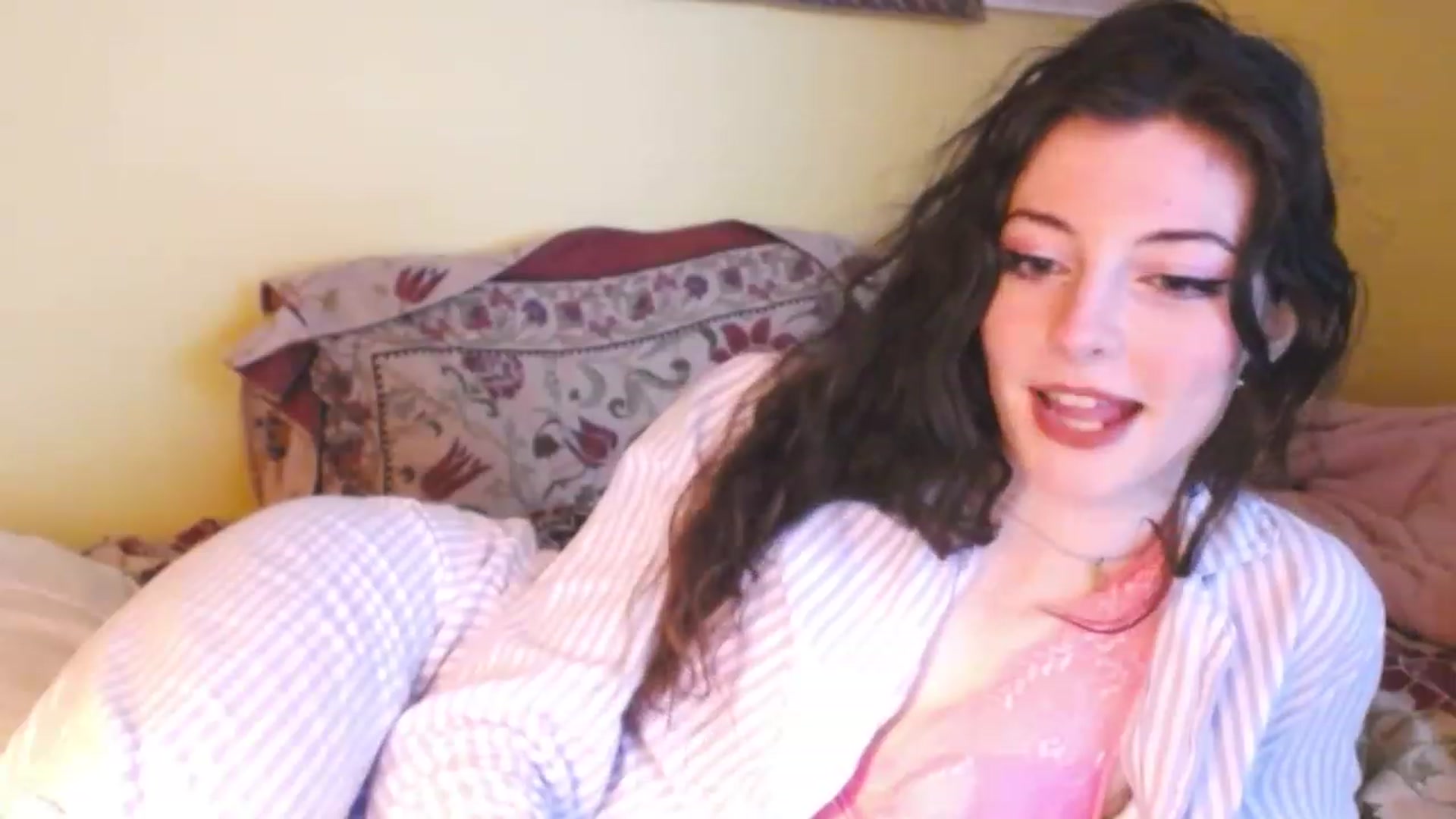 Gallery image thumbnail from viola__'s myfreecams stream on, 01/12/2023, 16:30 image 16 of 20