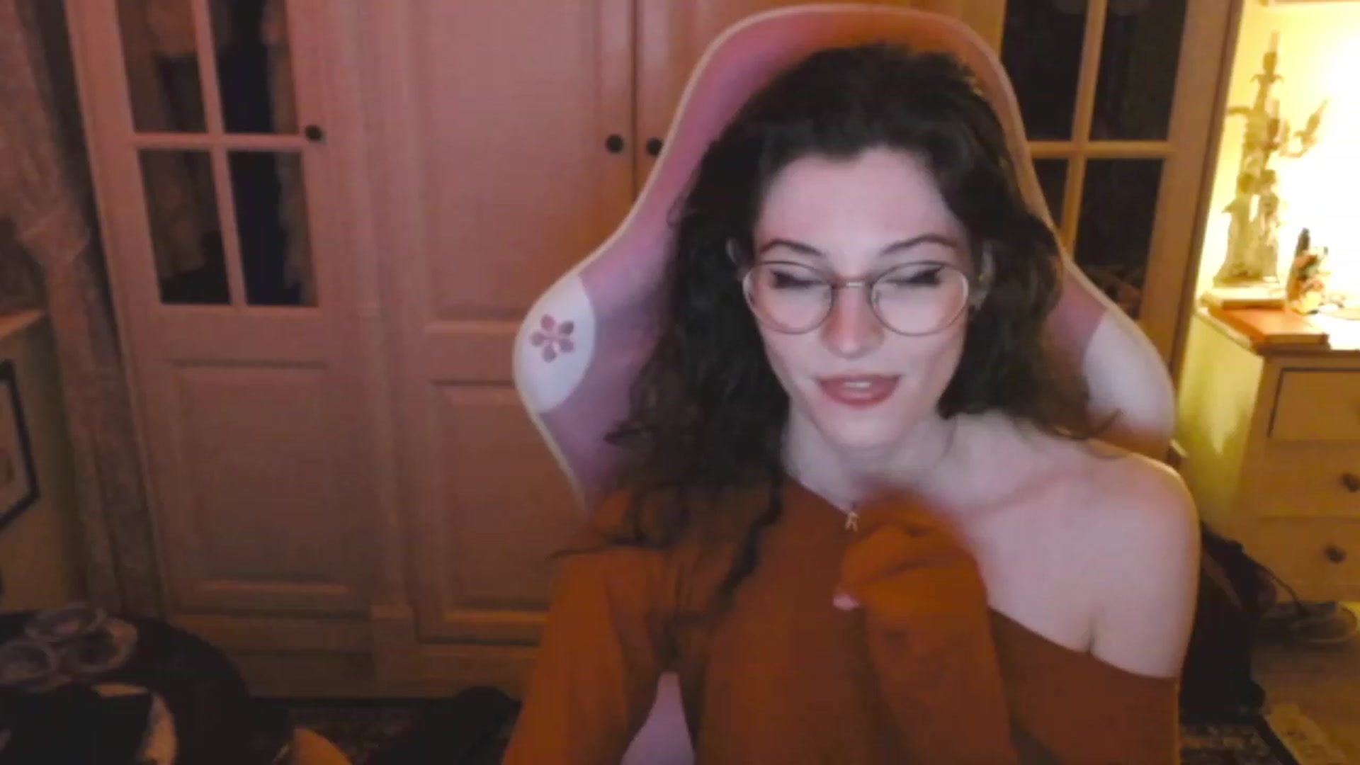 Gallery image thumbnail from viola__'s myfreecams stream on, 03/01/2023, 22:35 image 10 of 20