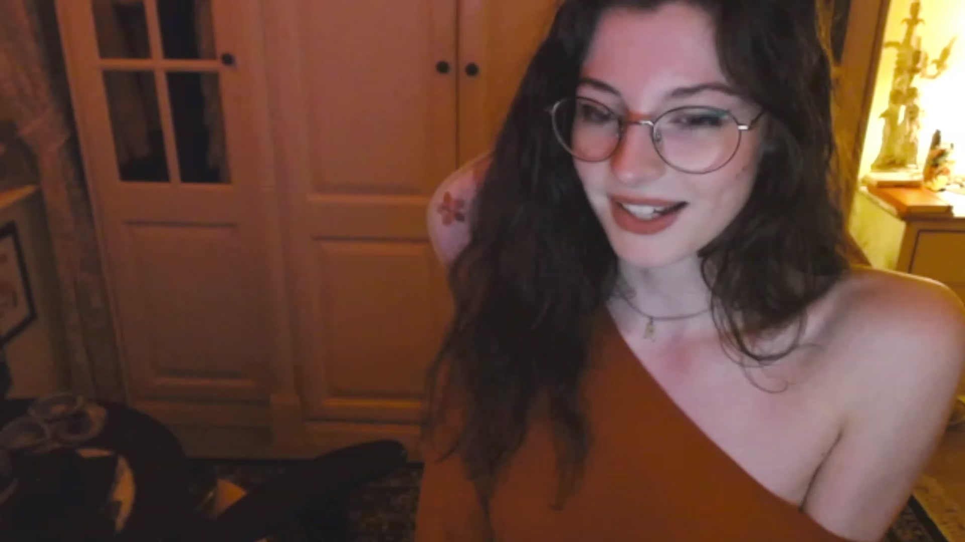 Gallery image thumbnail from viola__'s myfreecams stream on, 03/01/2023, 22:35 image 12 of 20