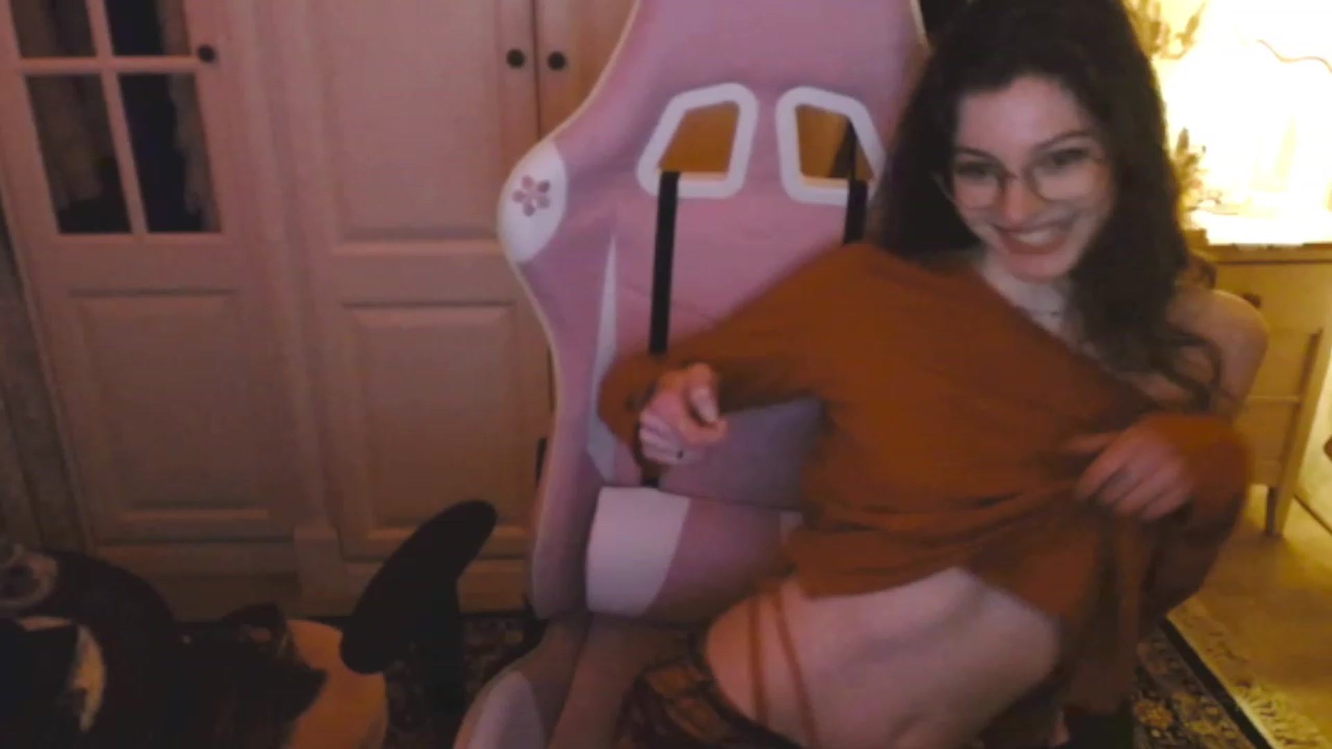 Gallery image thumbnail from viola__'s myfreecams stream on, 03/01/2023, 22:35 image 6 of 20