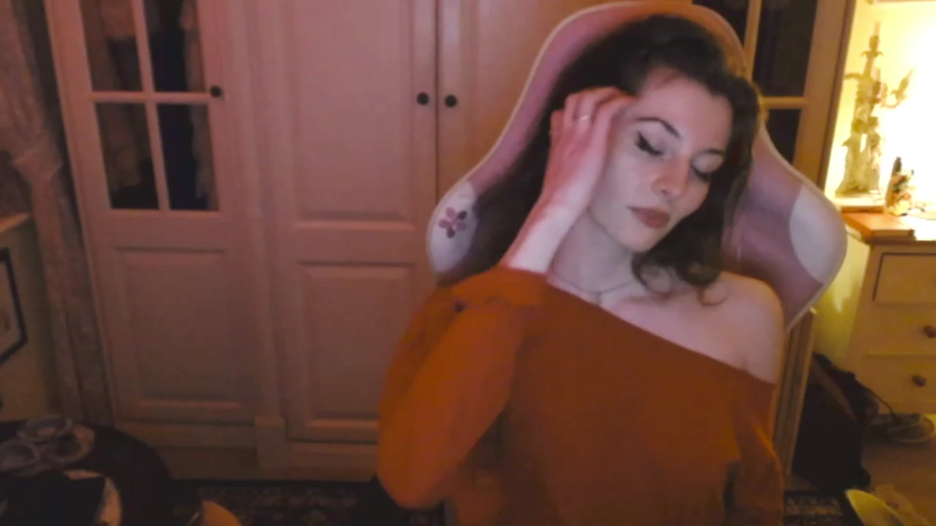 Gallery image thumbnail from viola__'s myfreecams stream on, 03/01/2023, 22:35 image 9 of 20