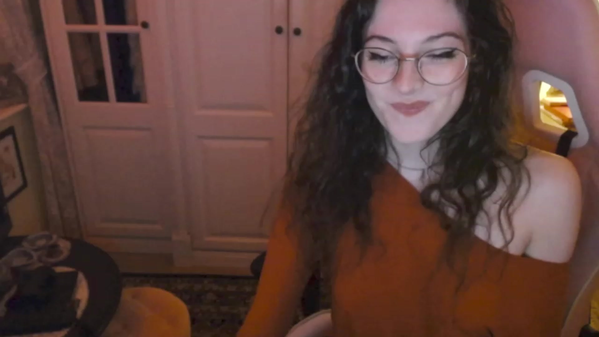 Gallery image thumbnail from viola__'s myfreecams stream on, 03/01/2023, 22:35 image 17 of 20