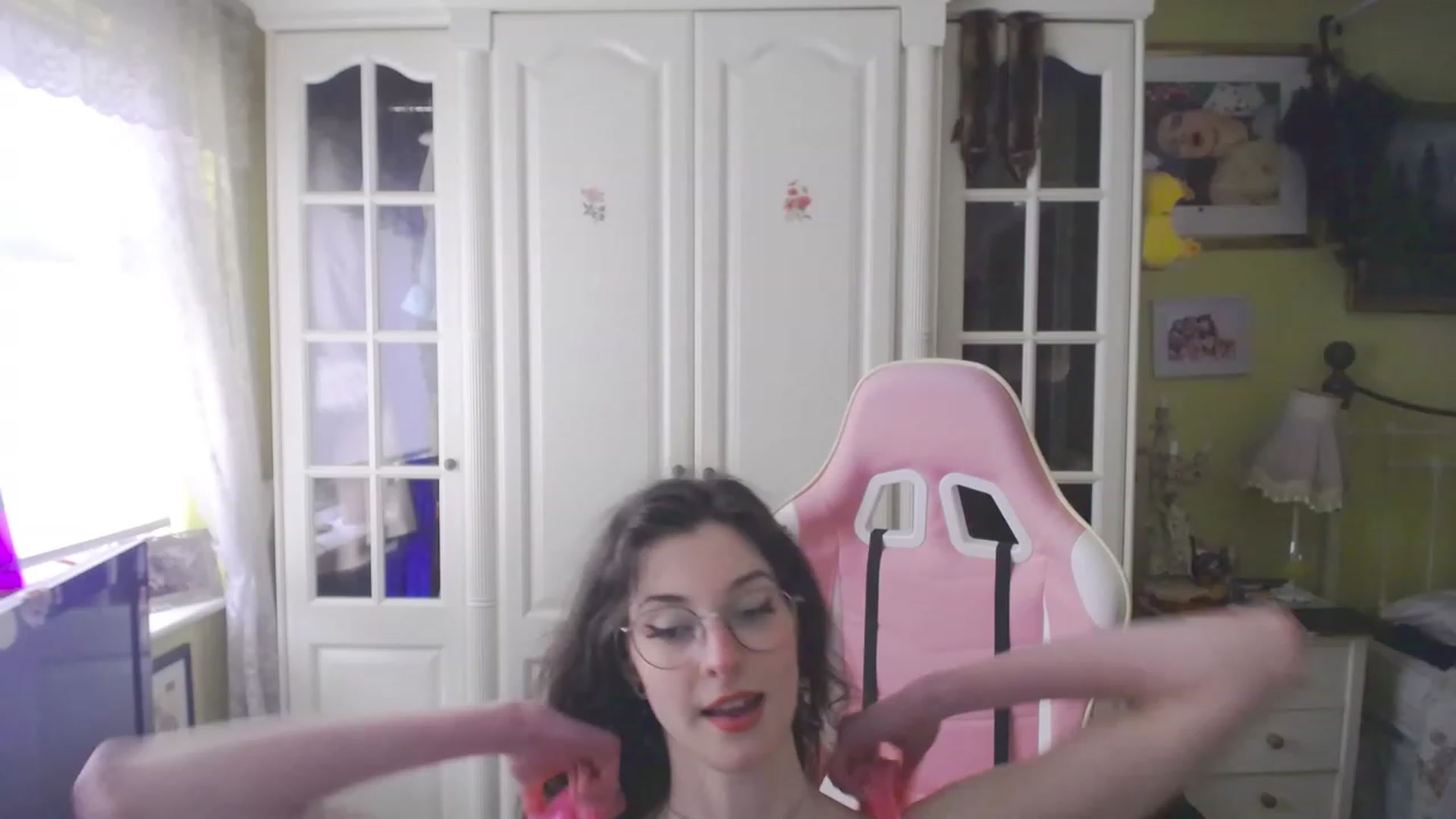 Gallery image thumbnail from viola__'s myfreecams stream on, 03/16/2023, 17:51 image 2 of 20