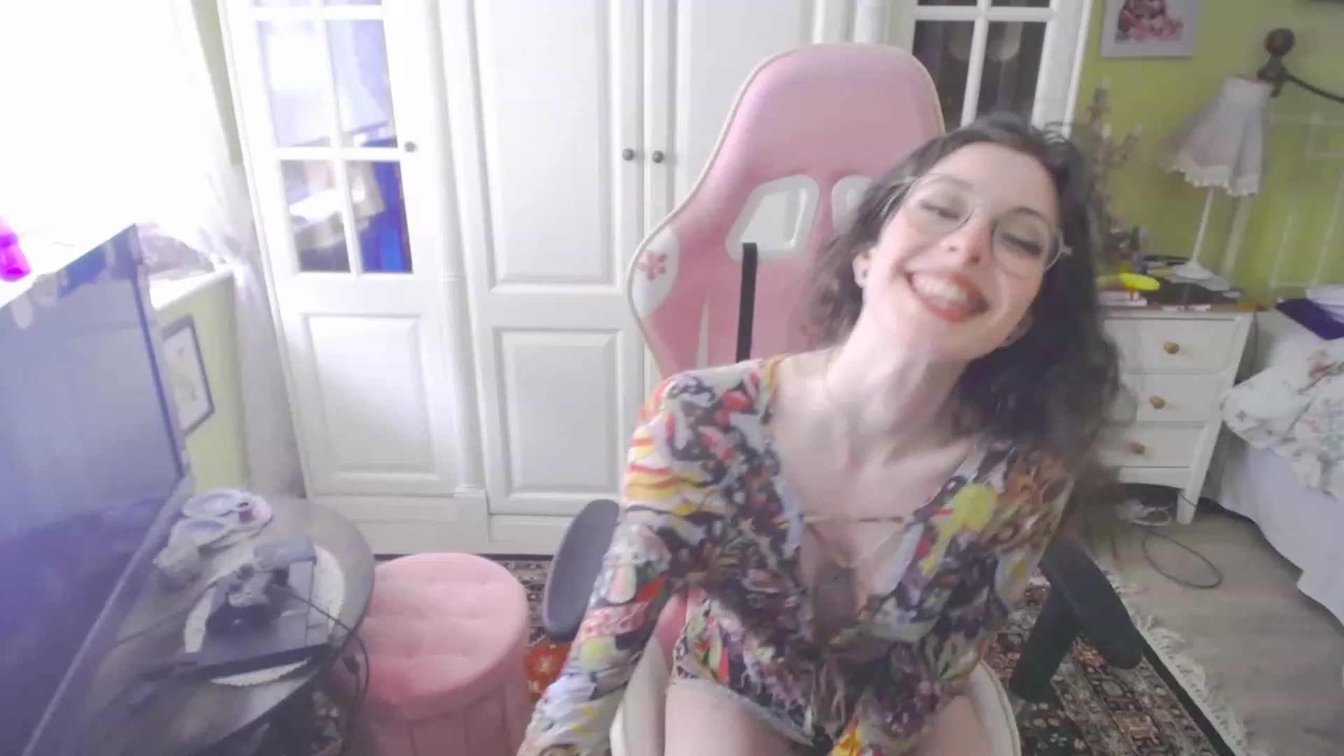 Gallery image thumbnail from viola__'s myfreecams stream on, 03/17/2023, 16:39 image 10 of 20