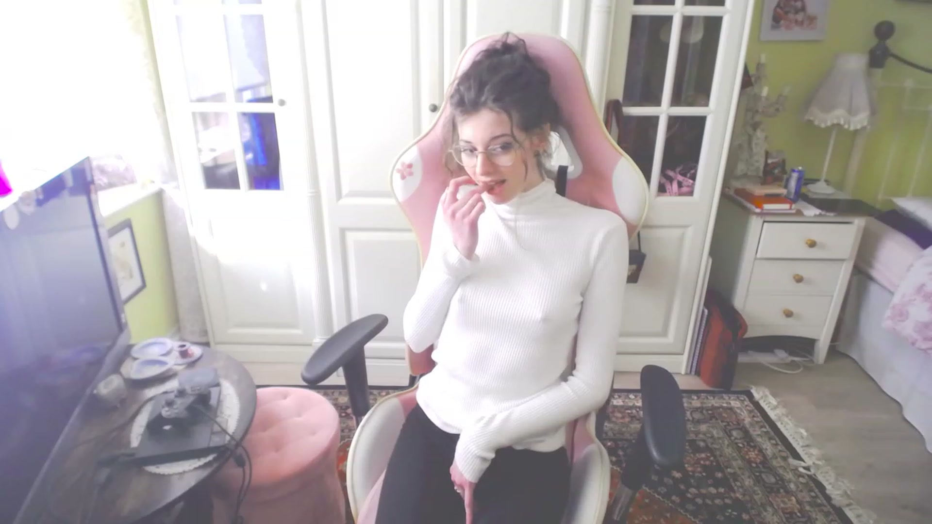 Gallery image thumbnail from viola__'s myfreecams stream on, 03/24/2023, 17:03 image 9 of 20