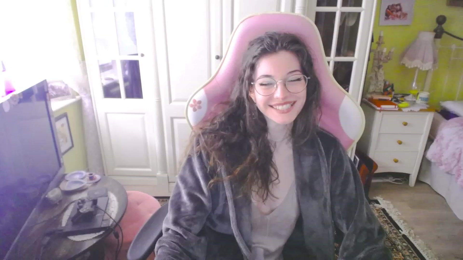 Gallery image thumbnail from viola__'s myfreecams stream on, 03/29/2023, 16:18 image 3 of 20
