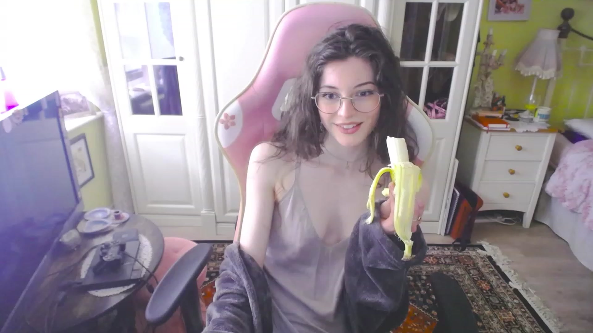 Gallery image thumbnail from viola__'s myfreecams stream on, 03/29/2023, 16:18 image 17 of 20