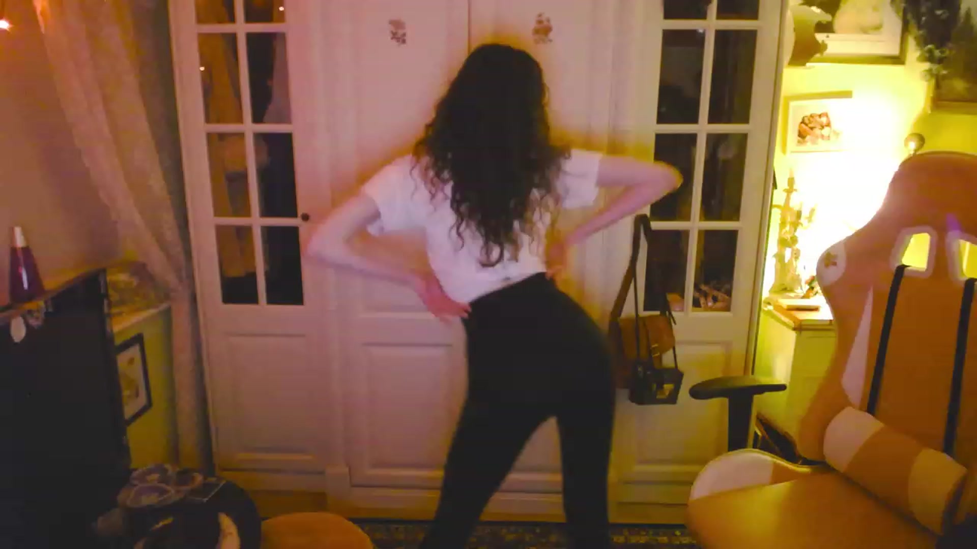 Gallery image thumbnail from viola__'s myfreecams stream on, 03/31/2023, 21:40 image 8 of 20
