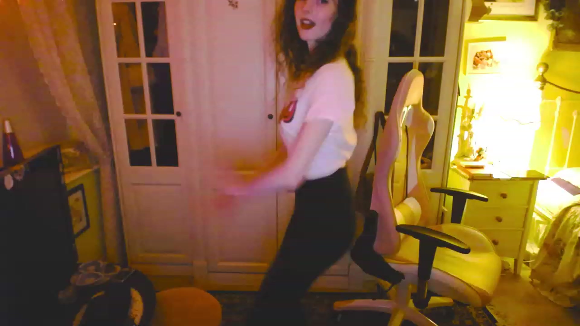 Gallery image thumbnail from viola__'s myfreecams stream on, 03/31/2023, 21:40 image 2 of 20