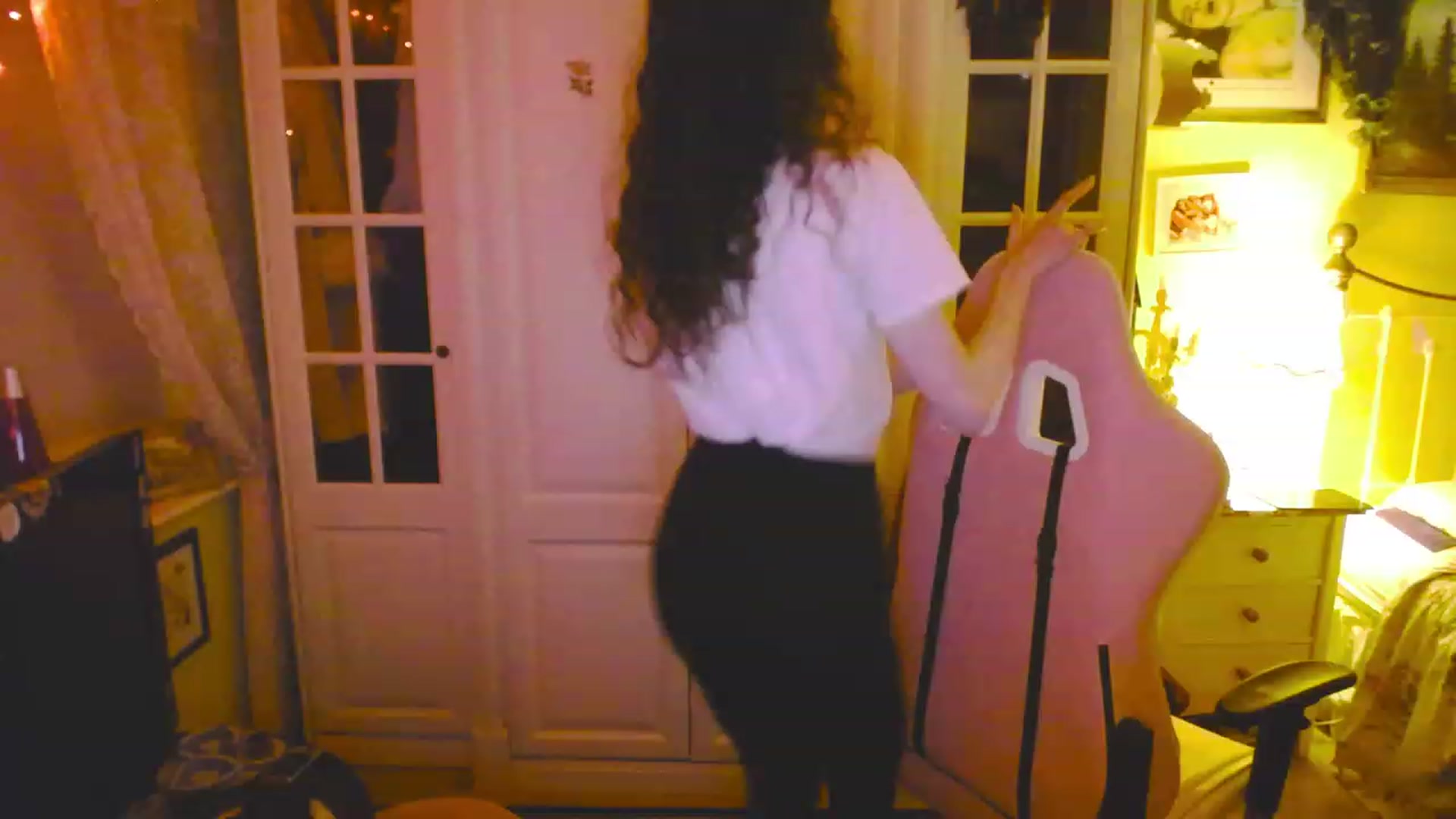 Gallery image thumbnail from viola__'s myfreecams stream on, 03/31/2023, 21:40 image 15 of 20