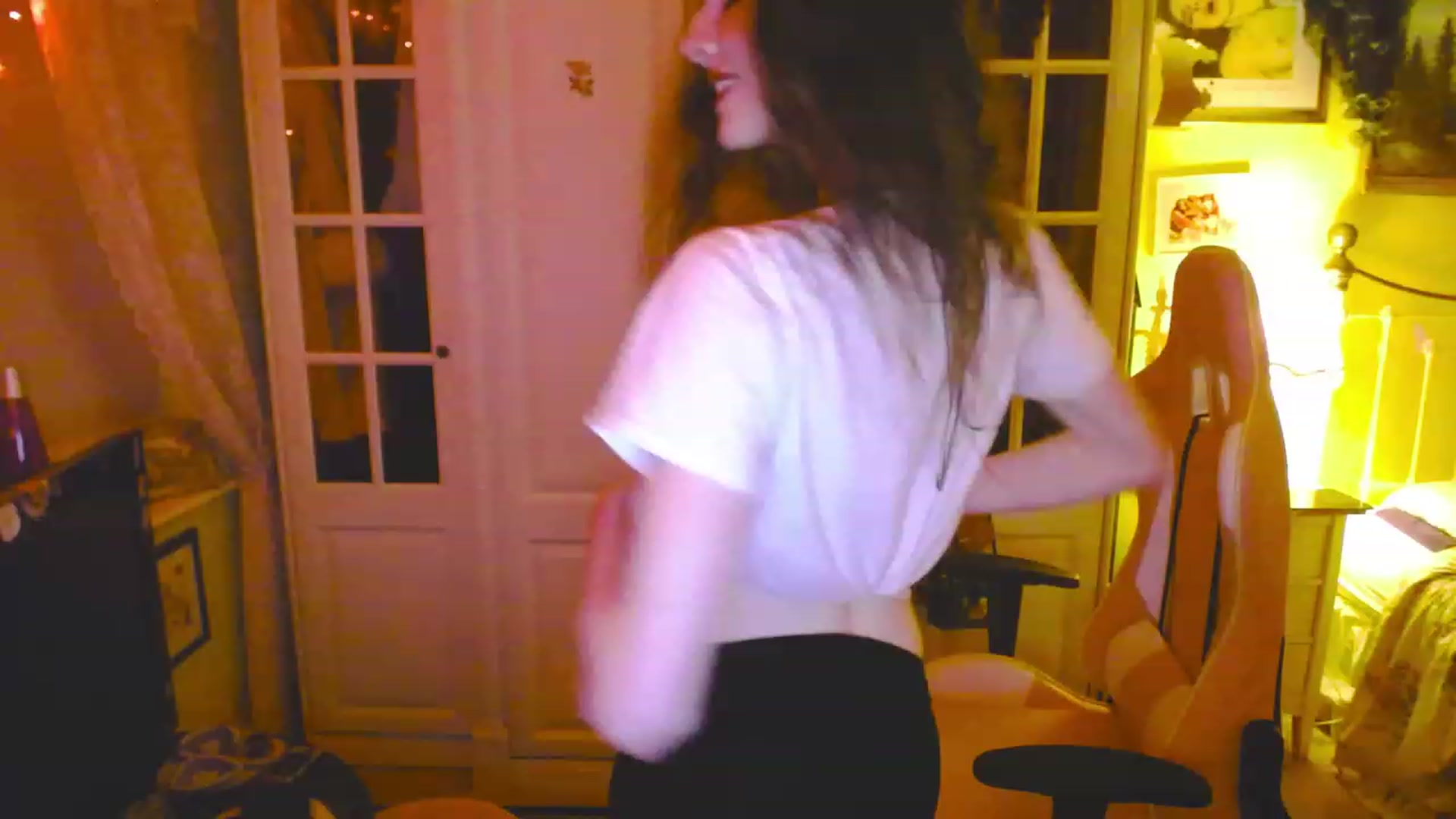 Gallery image thumbnail from viola__'s myfreecams stream on, 03/31/2023, 21:40 image 16 of 20