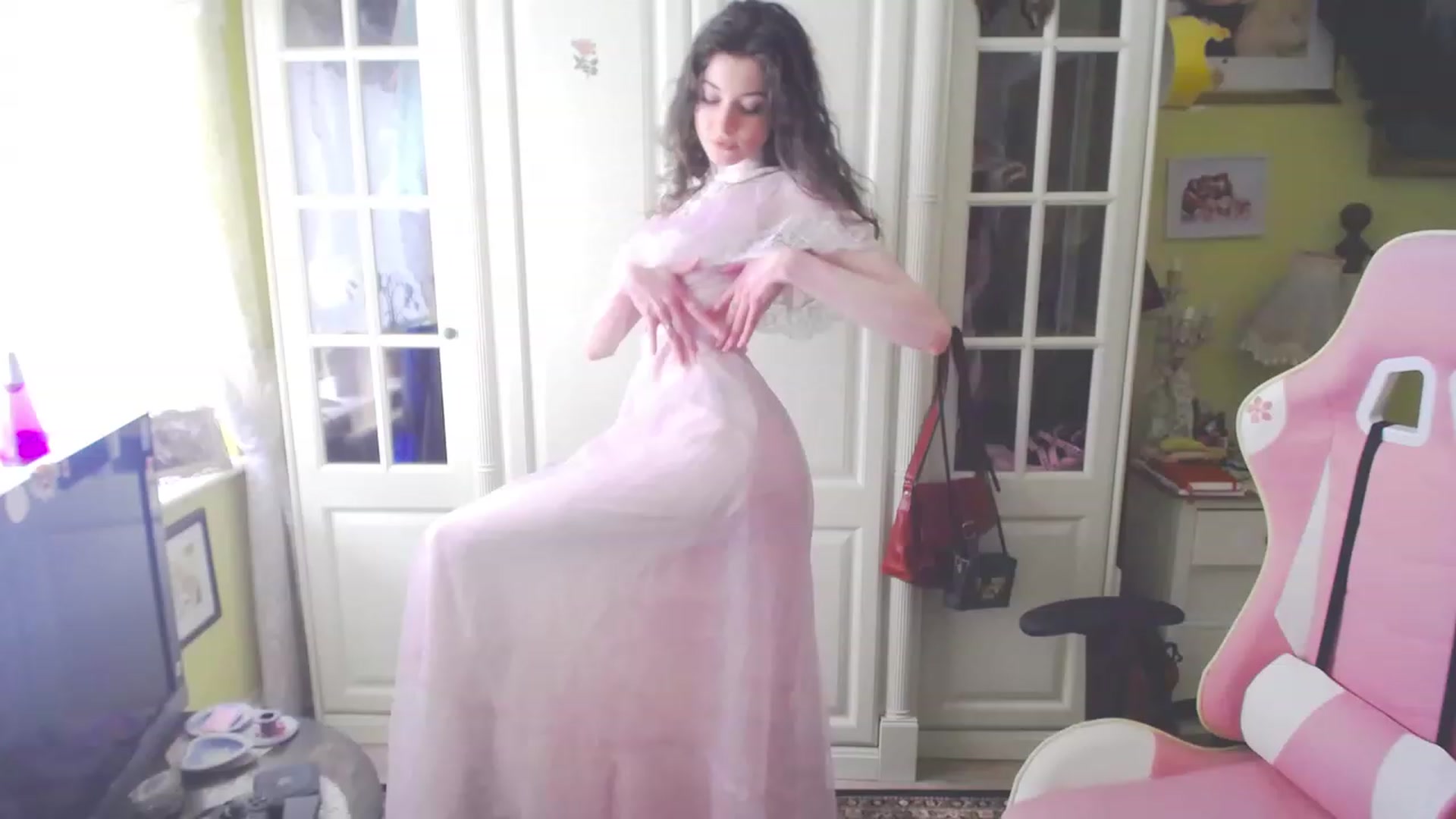 Gallery image thumbnail from viola__'s myfreecams stream on, 04/05/2023, 15:50 image 2 of 20